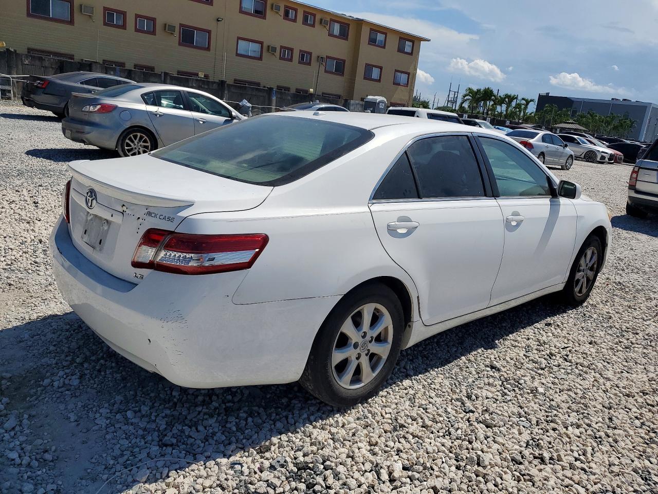2011 Toyota Camry Le White vin: 4T1BF3EK9BU611252