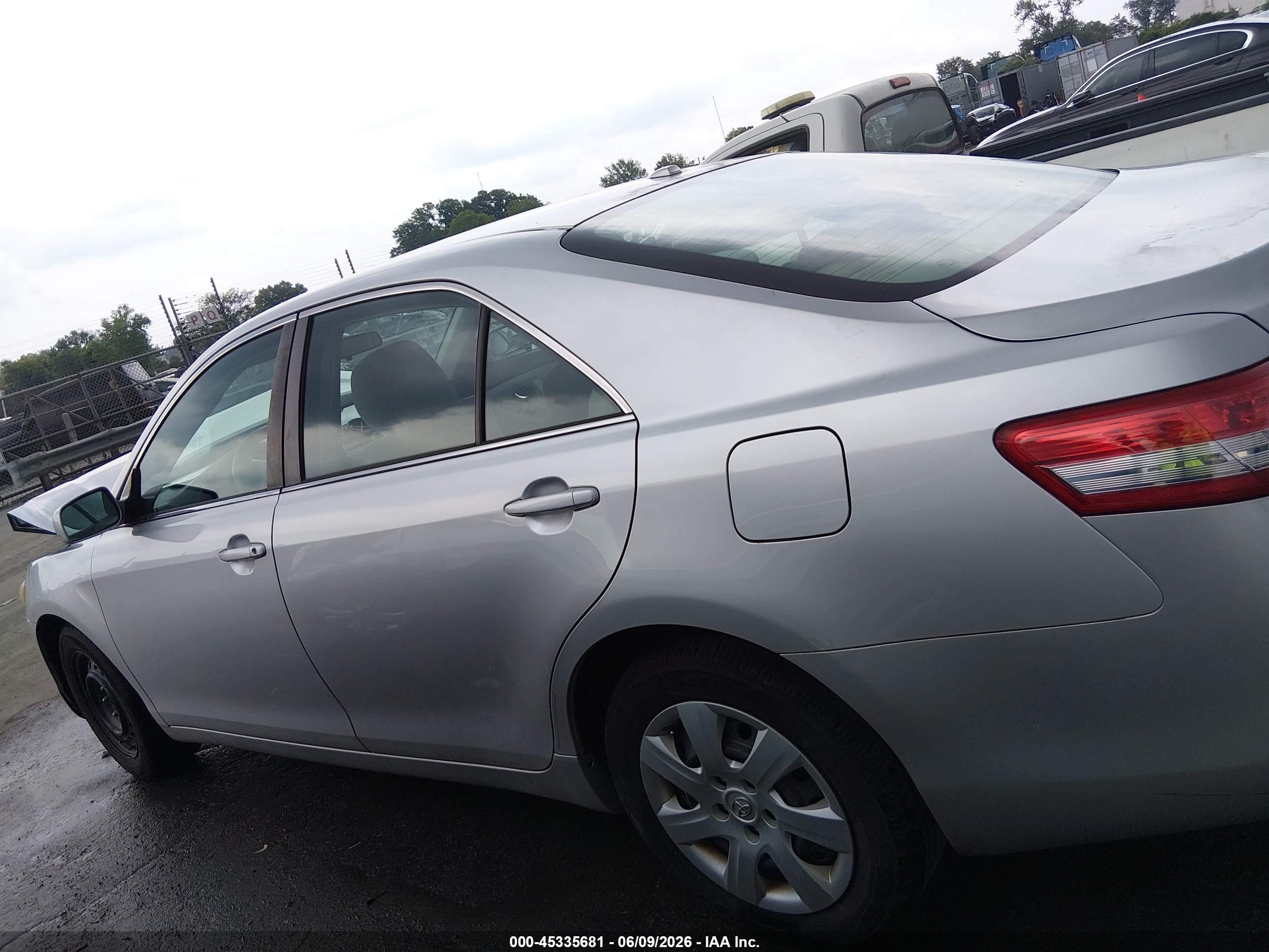 2011 Toyota Camry Le Silver vin: 4T1BF3EK9BU613616