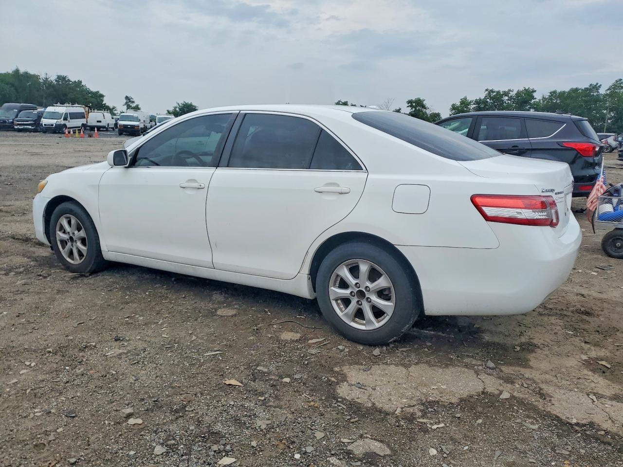 2011 Toyota Camry Le White vin: 4T1BF3EK9BU617178