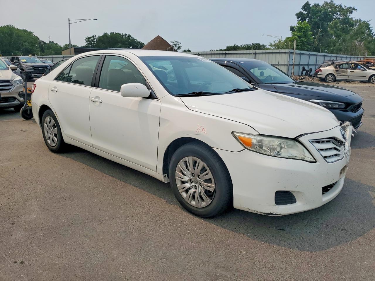 2011 Toyota Camry Le White vin: 4T1BF3EK9BU640198