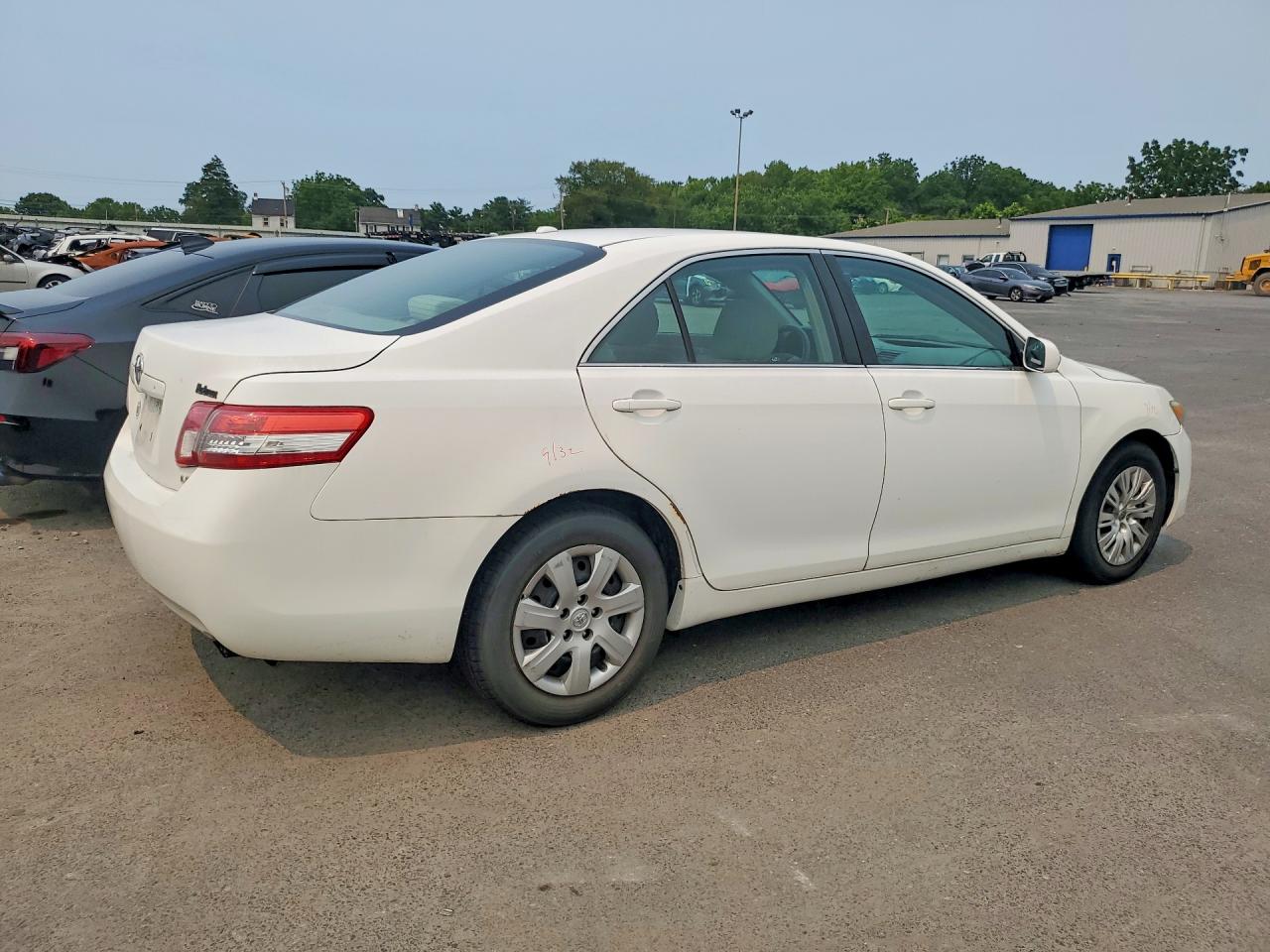 2011 Toyota Camry Le White vin: 4T1BF3EK9BU640198