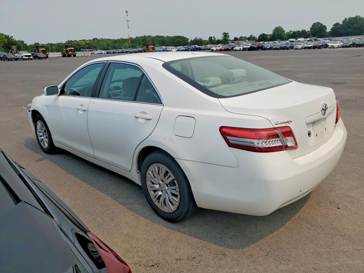 2011 Toyota Camry Le White vin: 4T1BF3EK9BU640198
