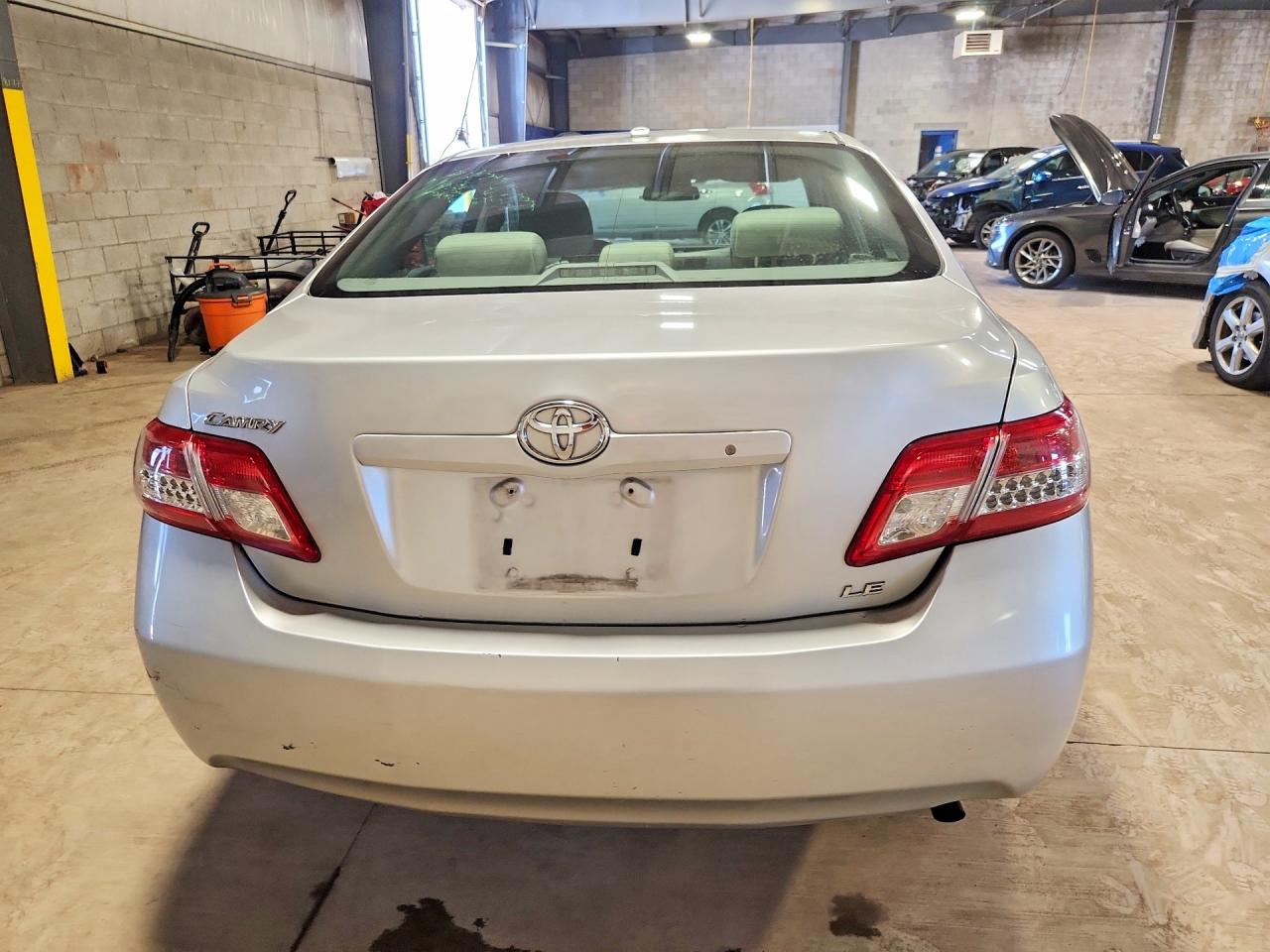 2011 Toyota Camry Le Серебряный vin: 4T1BF3EK9BU662704
