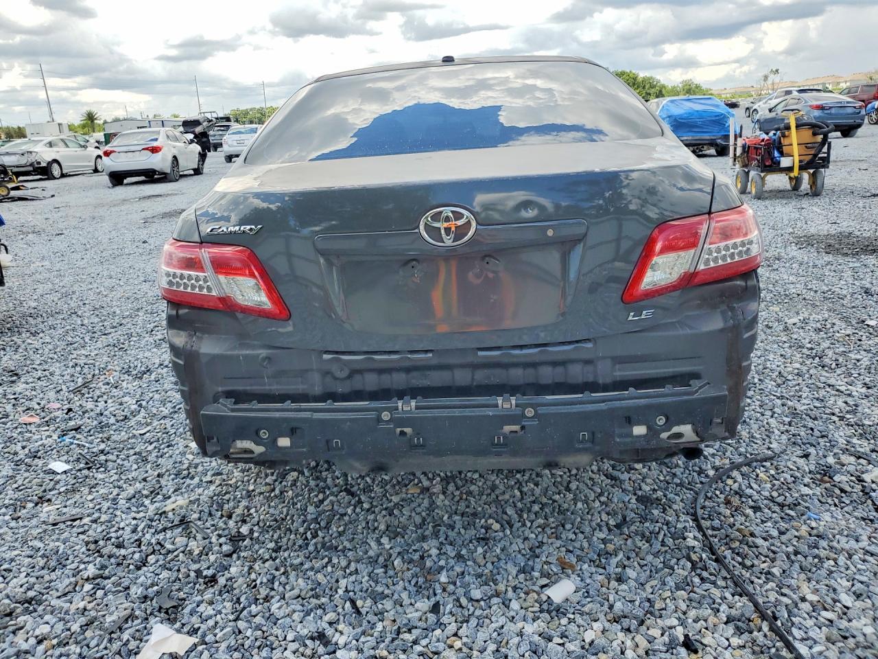 2011 Toyota Camry Le Gray vin: 4T1BF3EK9BU668986