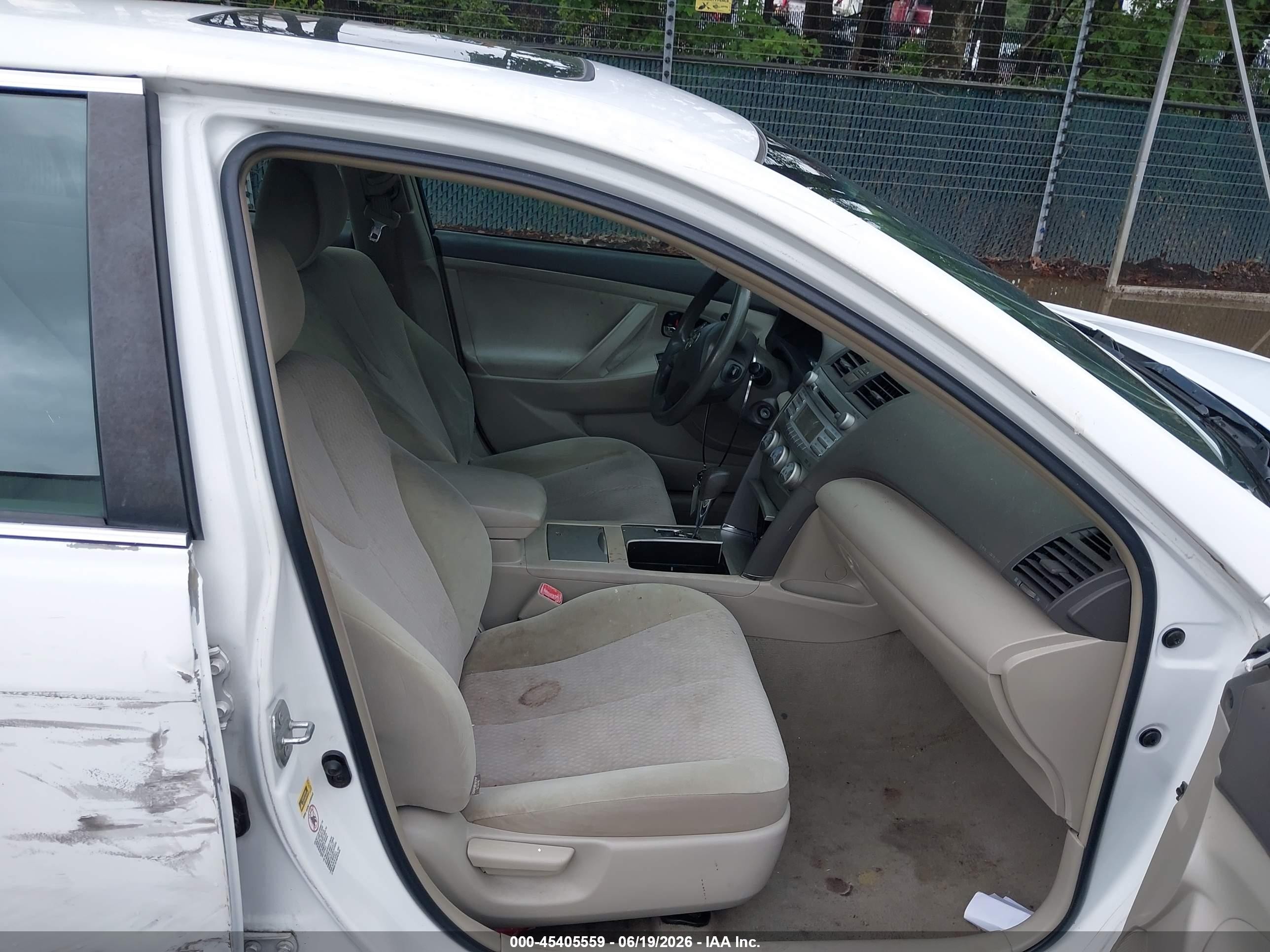 2011 Toyota Camry Le White vin: 4T1BF3EK9BU678112