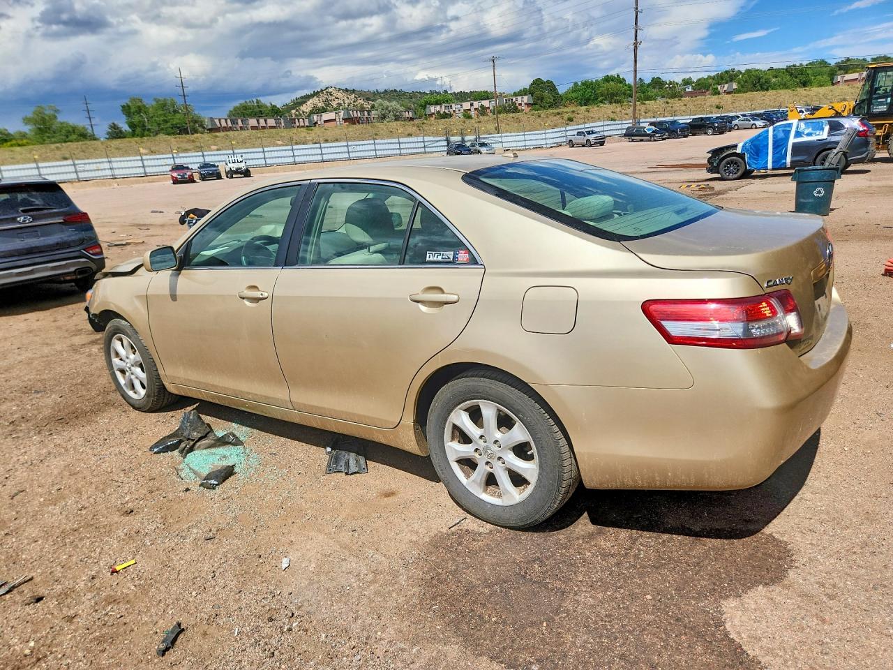 2011 Toyota Camry Le Gold vin: 4T1BF3EK9BU691796