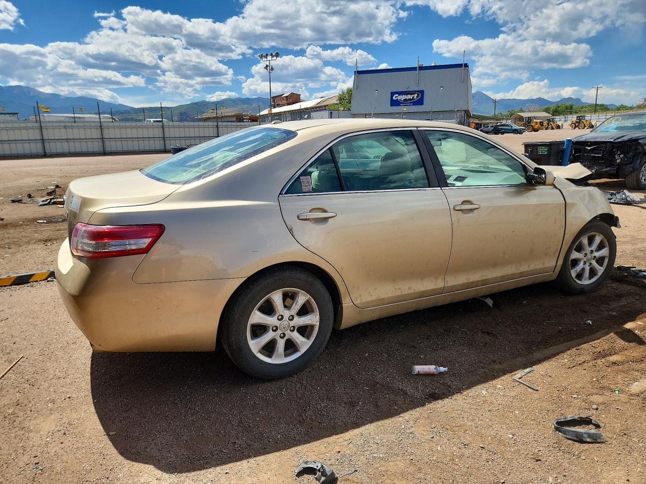2011 Toyota Camry Le Gold vin: 4T1BF3EK9BU691796