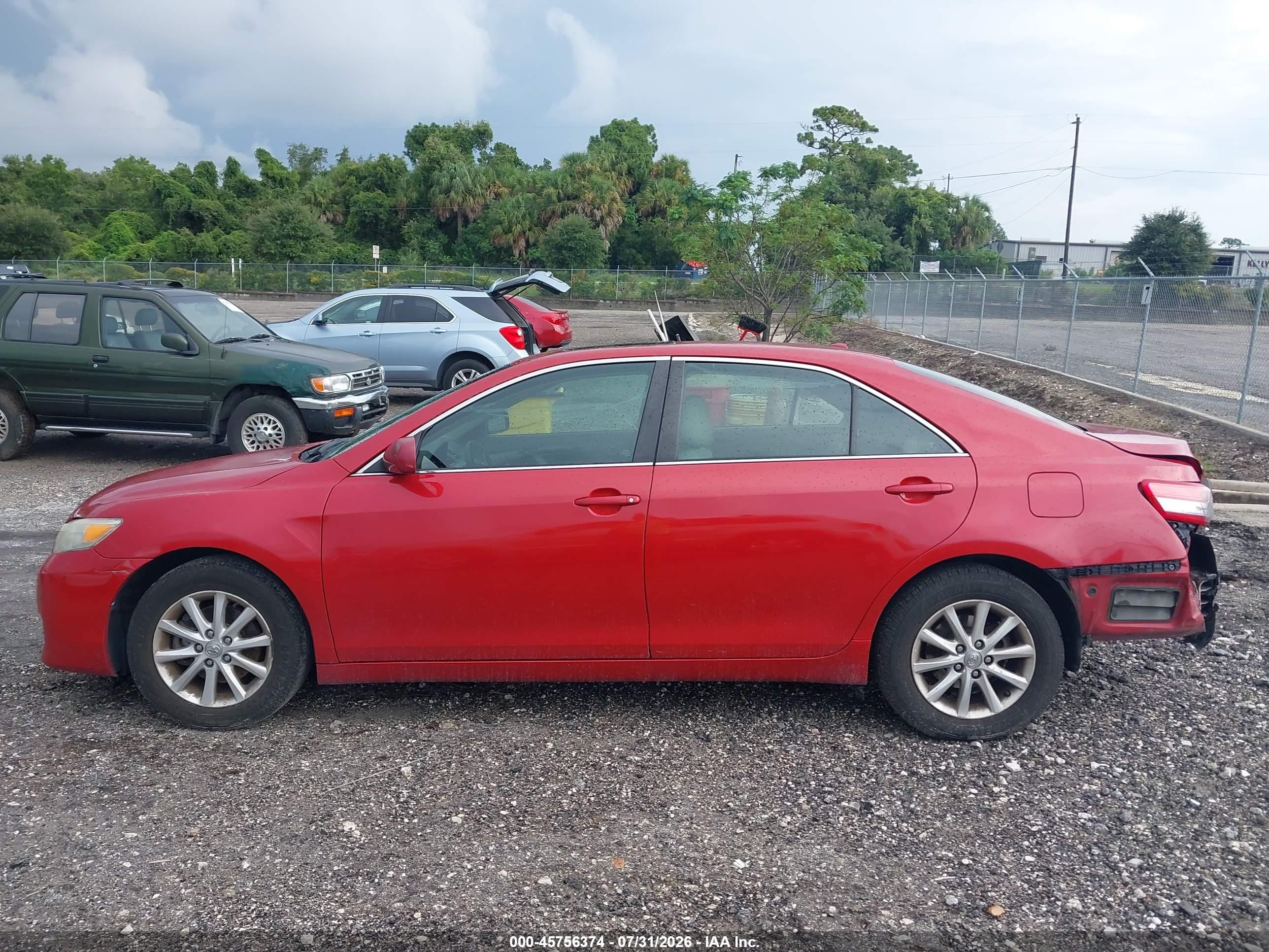 2011 Toyota Camry Xle Red vin: 4T1BF3EK9BU697002