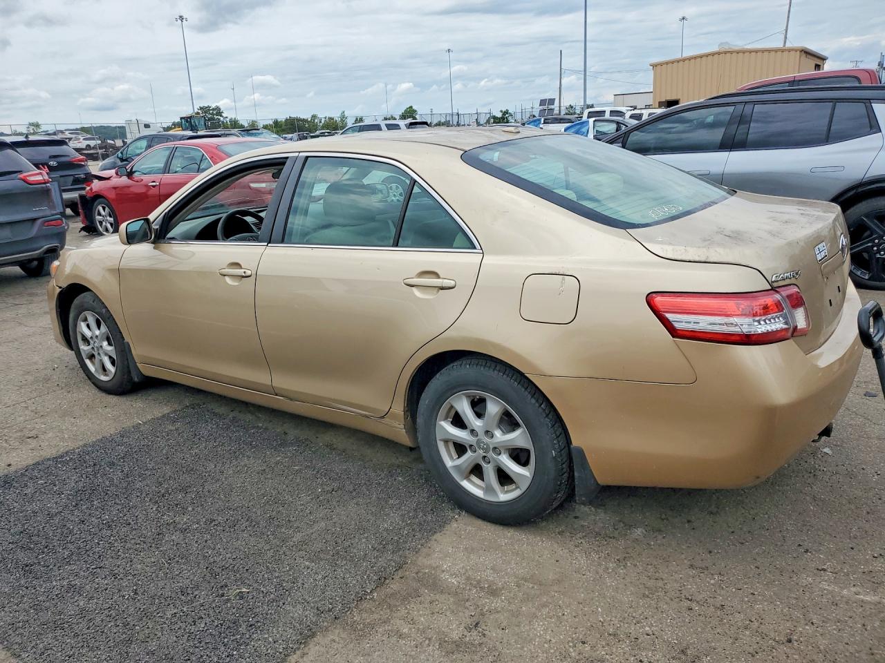 2011 Toyota Camry Le Gold vin: 4T1BF3EK9BU722187