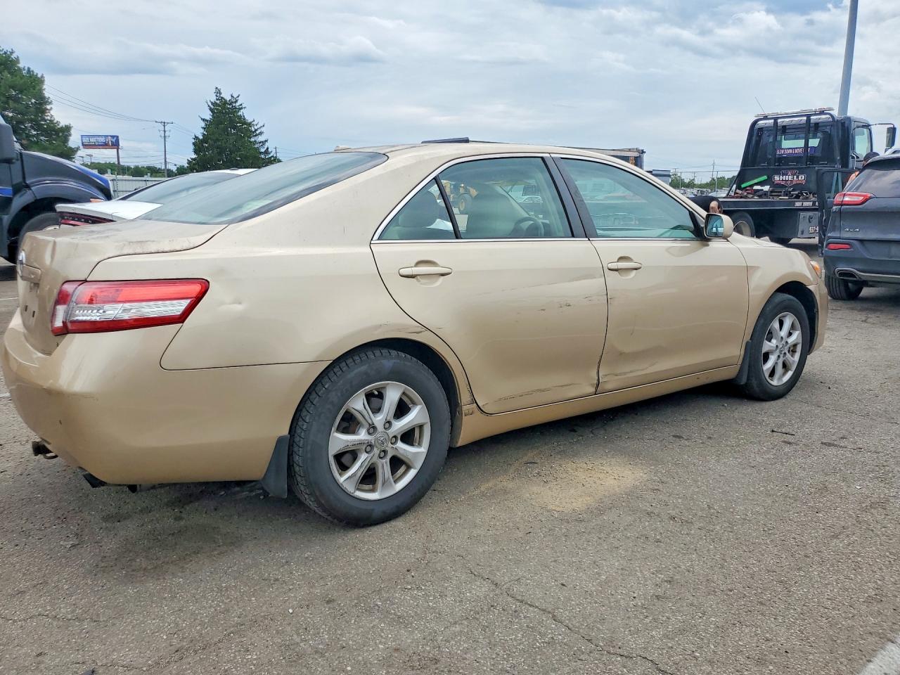 2011 Toyota Camry Le Gold vin: 4T1BF3EK9BU722187