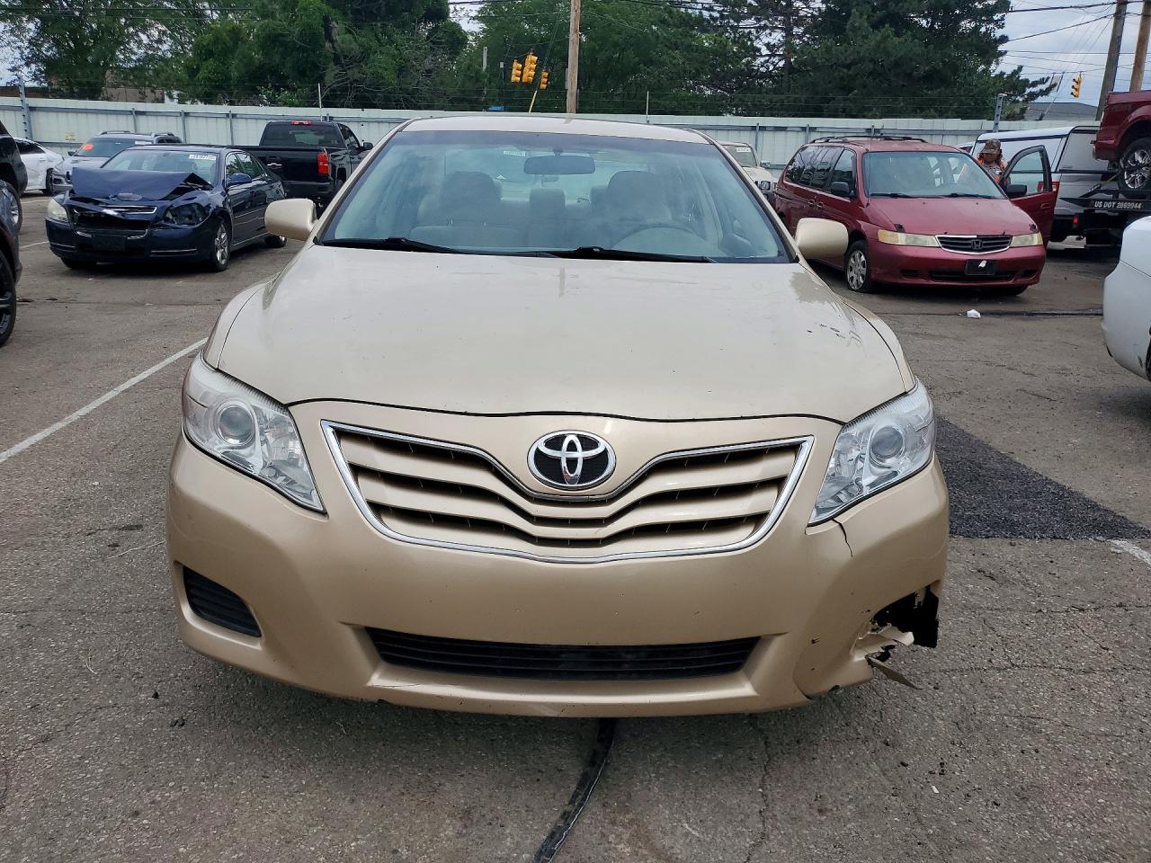 2011 Toyota Camry Le Gold vin: 4T1BF3EK9BU722187