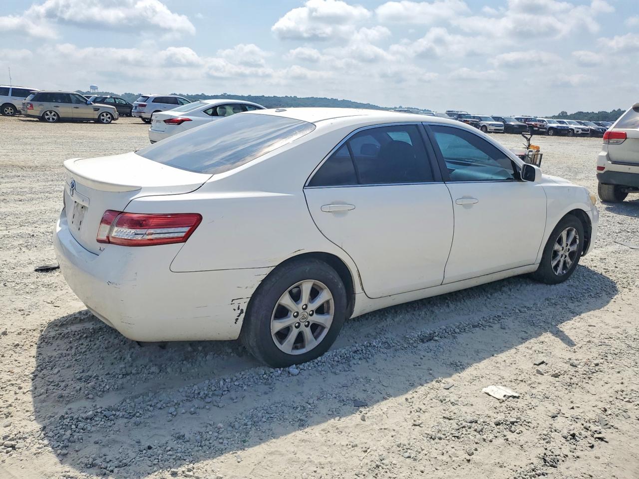 2011 Toyota Camry Le White vin: 4T1BF3EK9BU748269