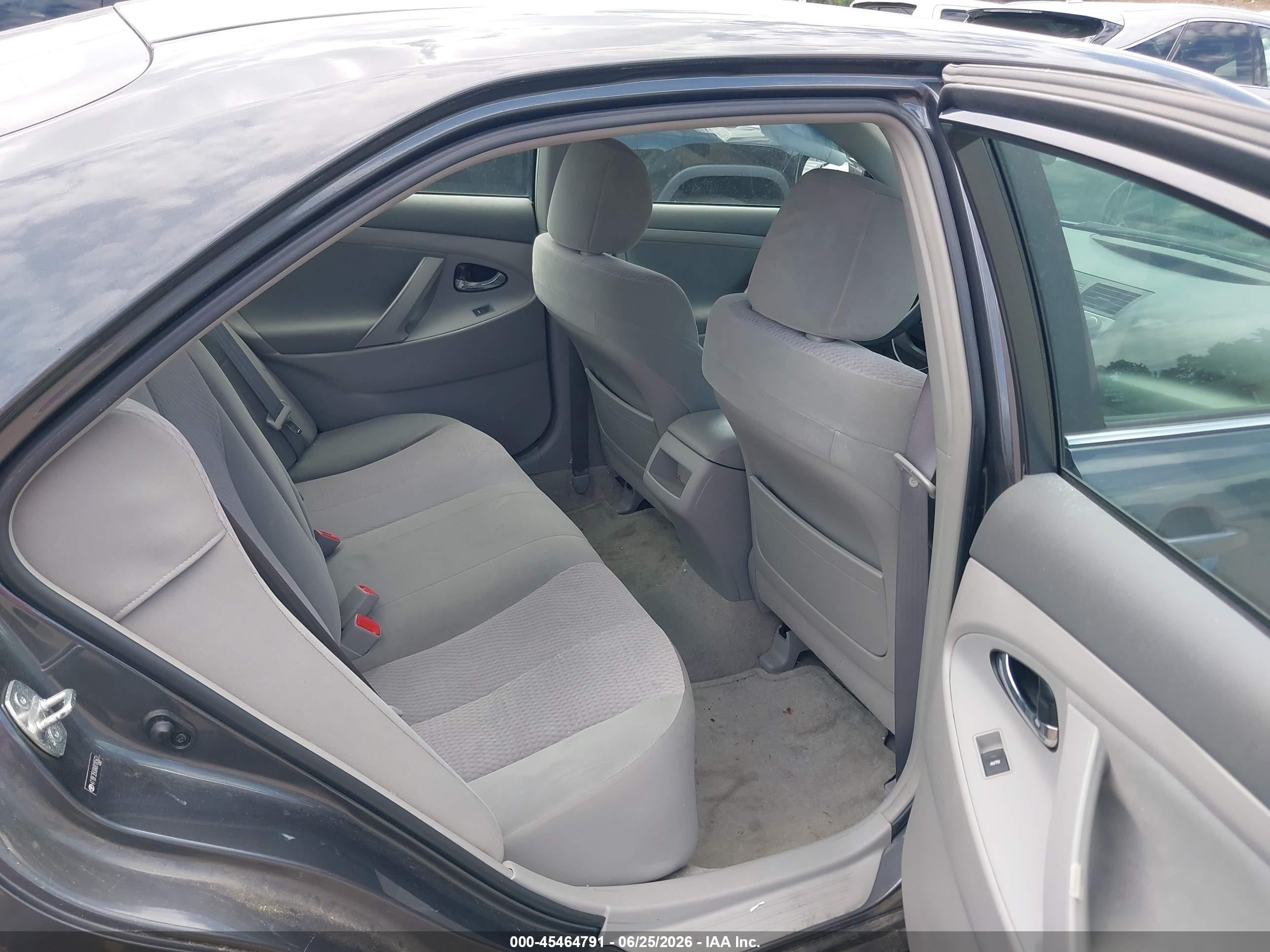 2010 Toyota Camry Le Gray vin: 4T1BF3EKXAU018563