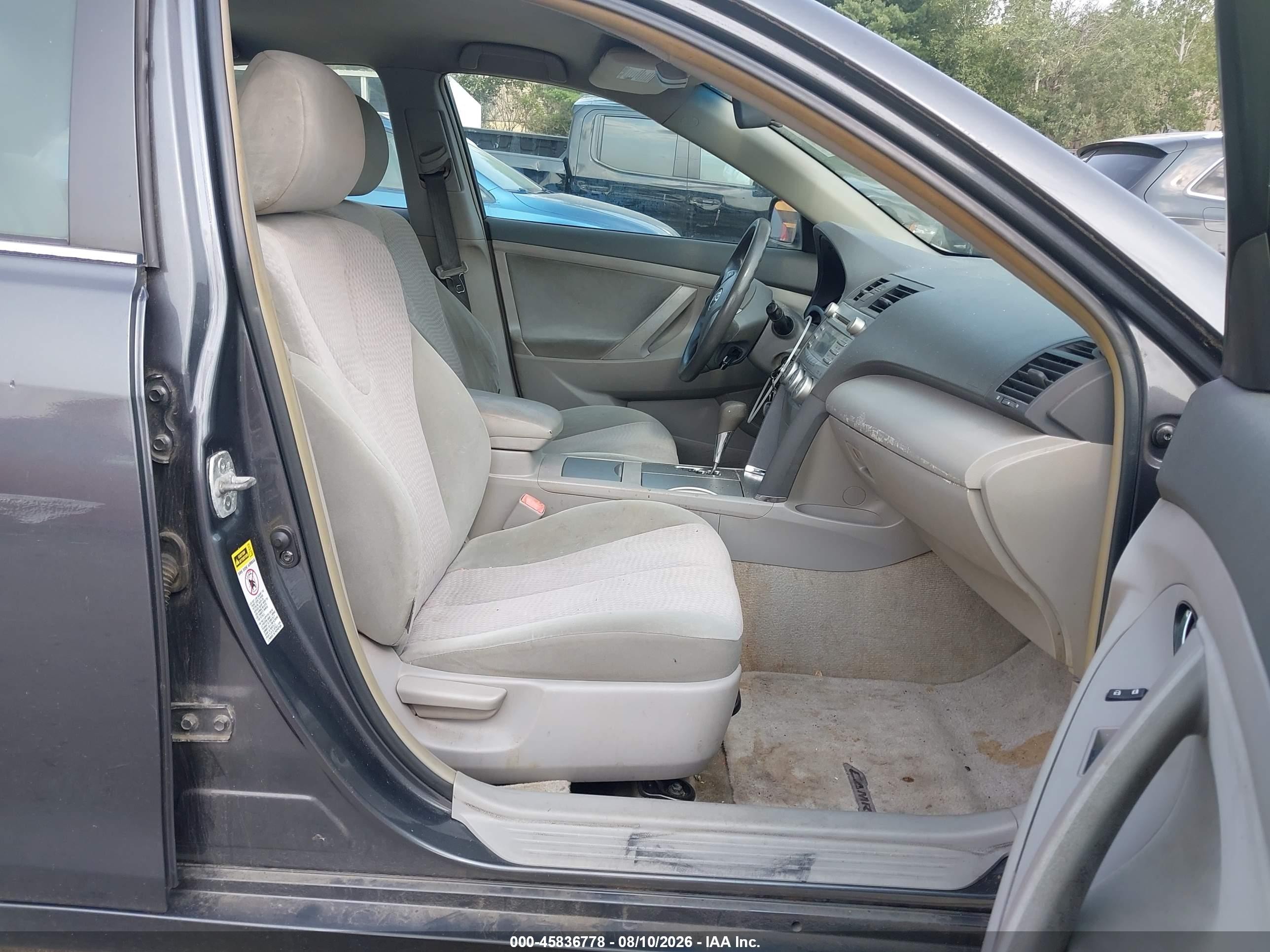 2010 Toyota Camry Le Gray vin: 4T1BF3EKXAU019647
