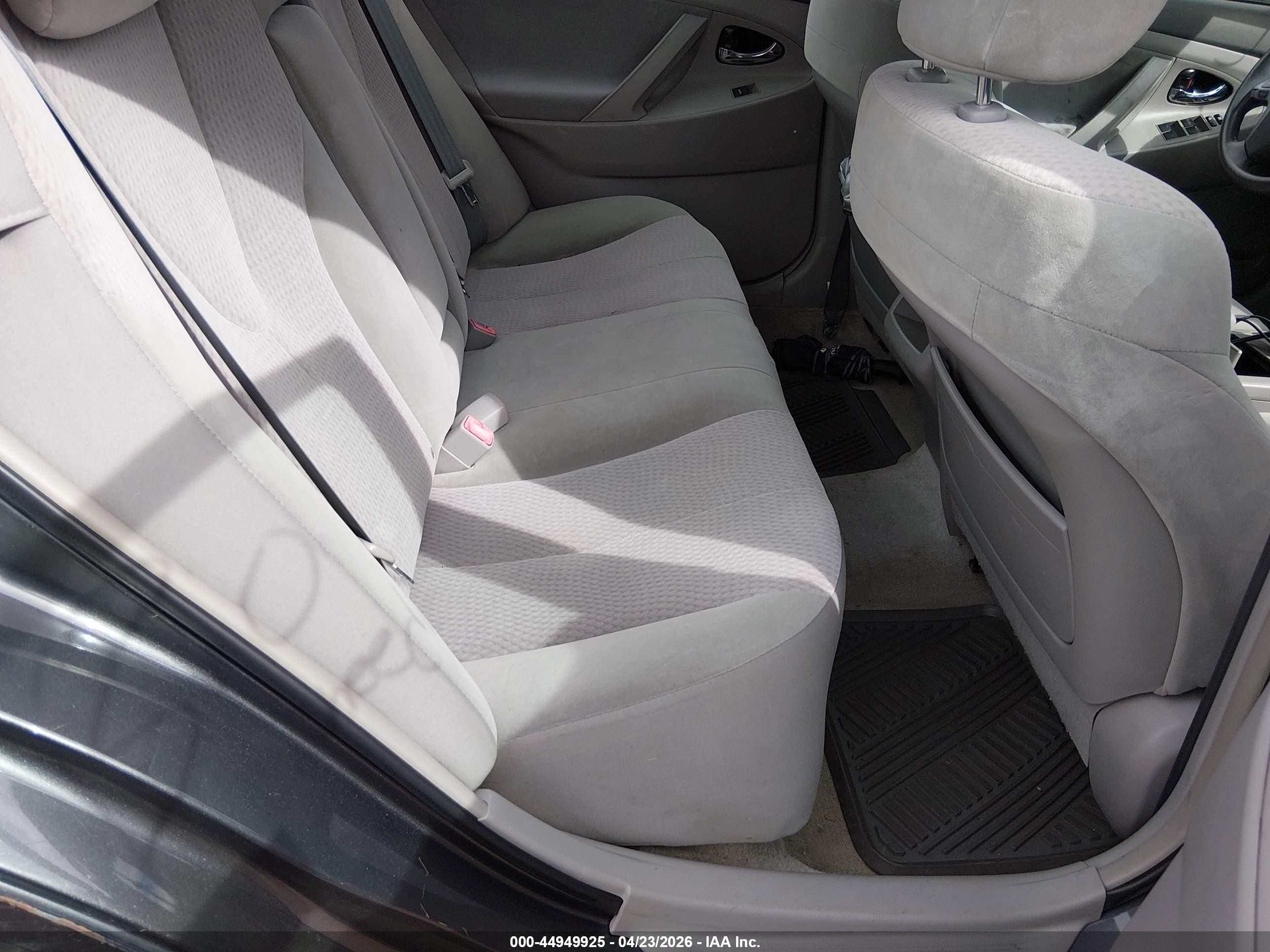 2010 Toyota Camry Le Gray vin: 4T1BF3EKXAU049540