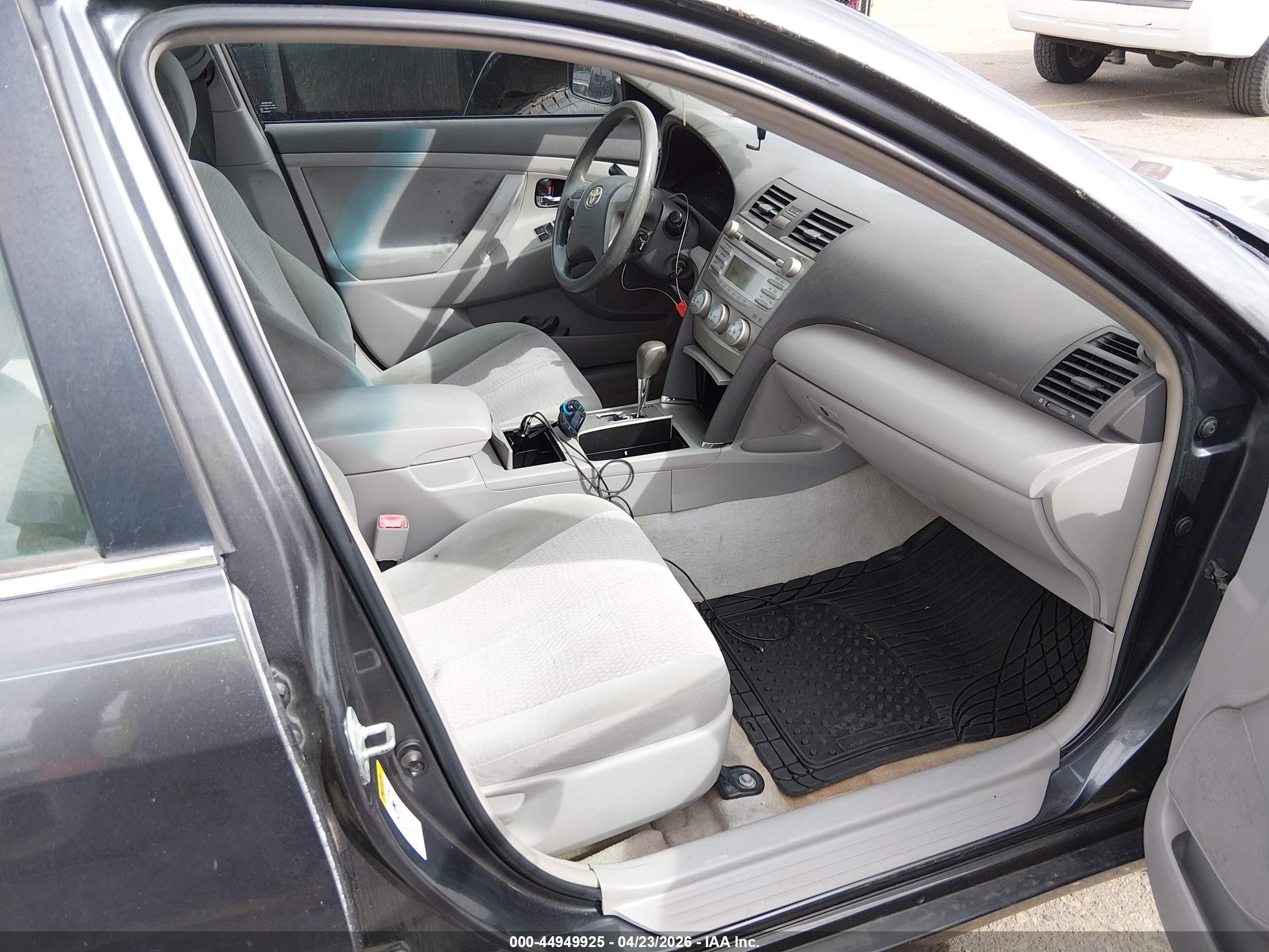 2010 Toyota Camry Le Gray vin: 4T1BF3EKXAU049540