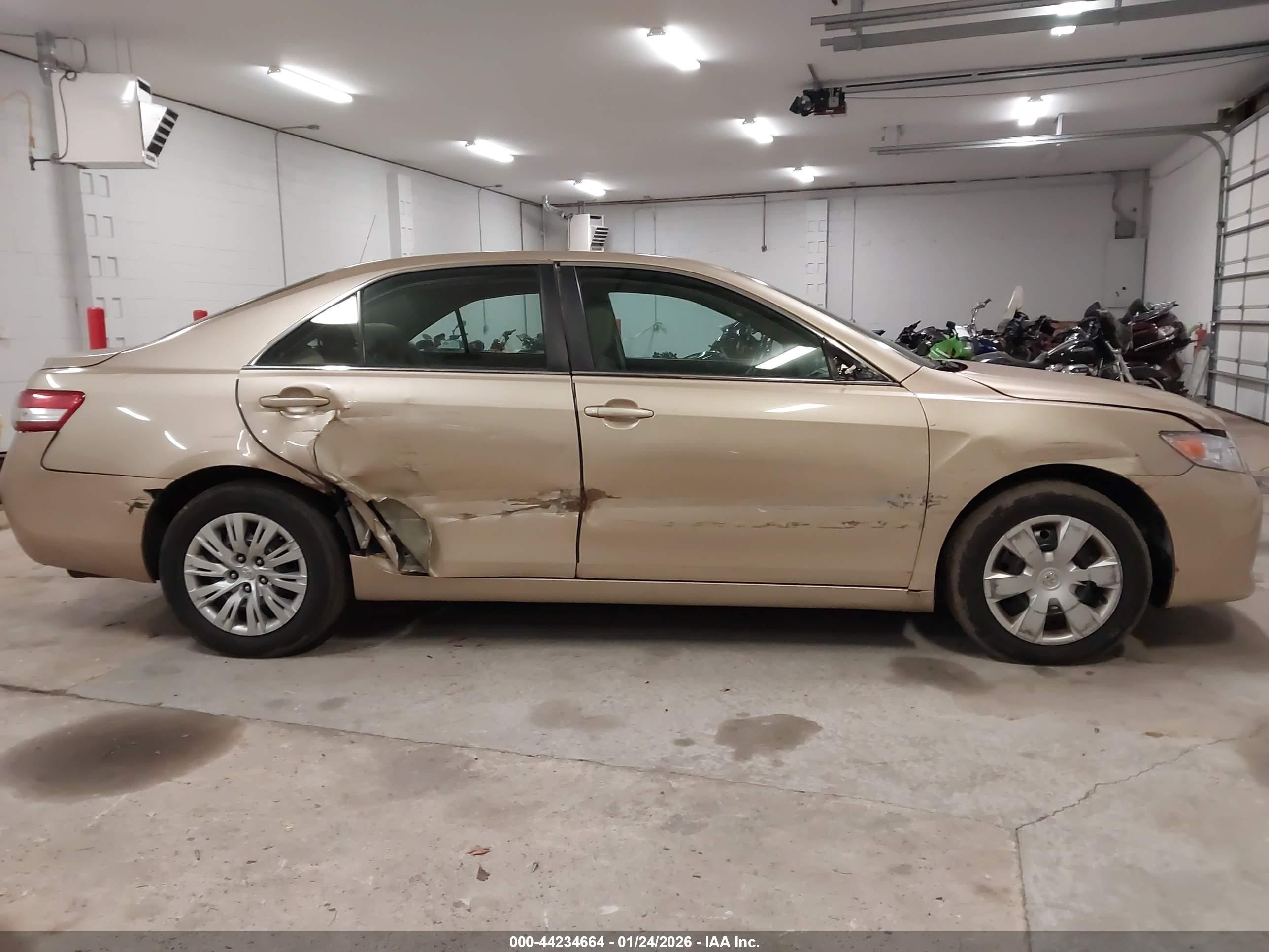 2010 Toyota Camry Le Tan vin: 4T1BF3EKXAU115200