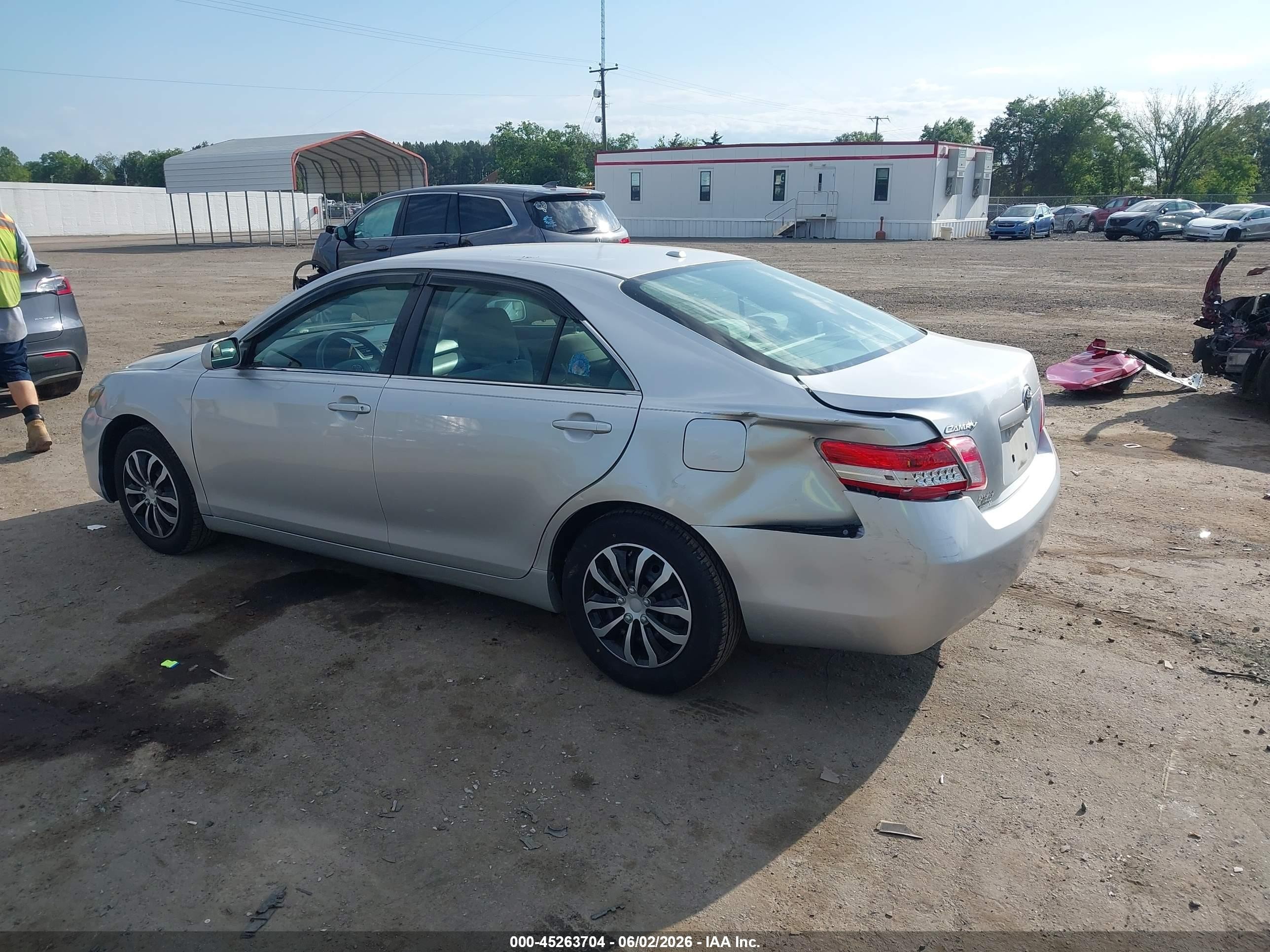 2011 Toyota Camry Le Silver vin: 4T1BF3EKXBU144309
