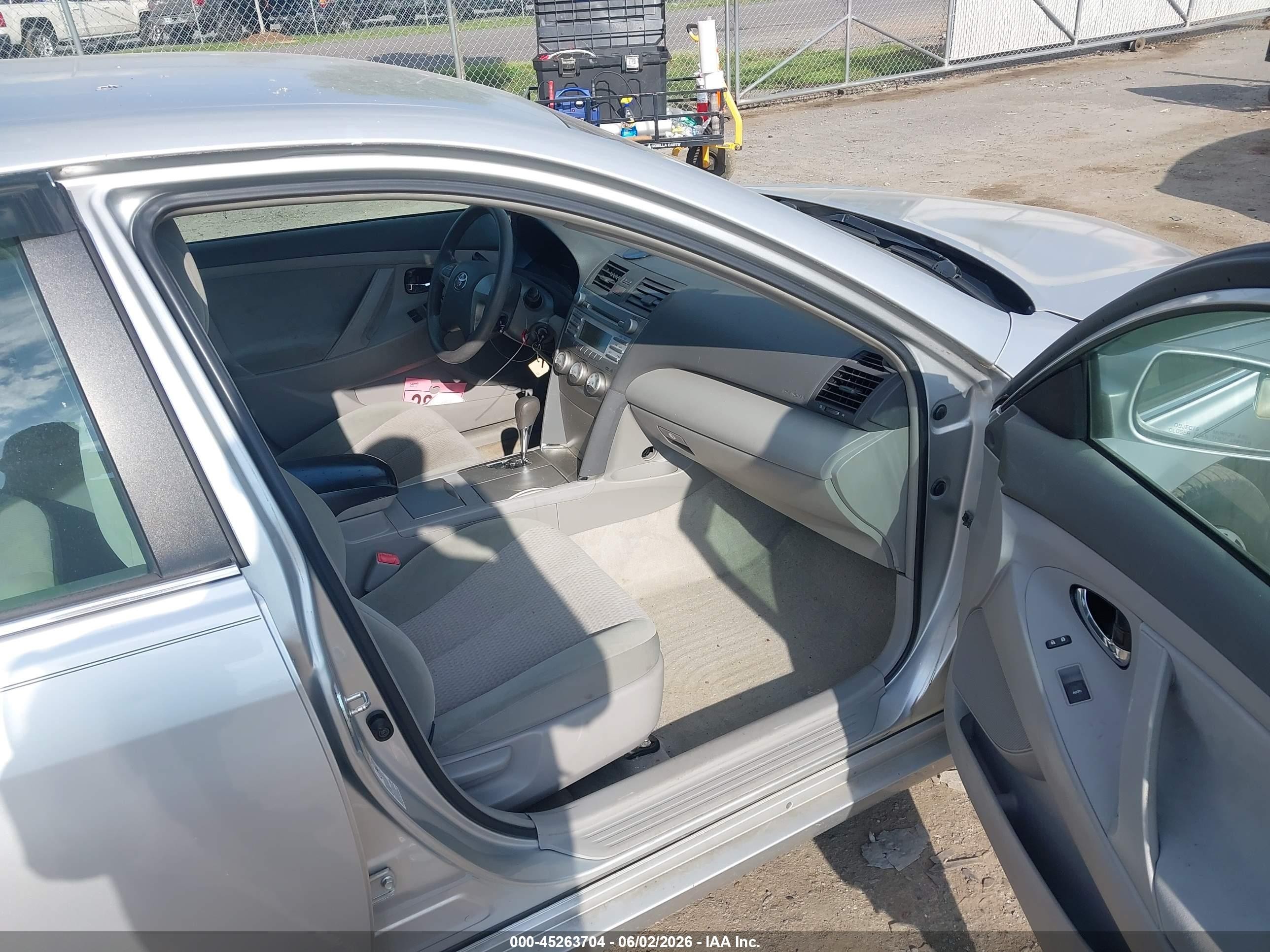 2011 Toyota Camry Le Silver vin: 4T1BF3EKXBU144309