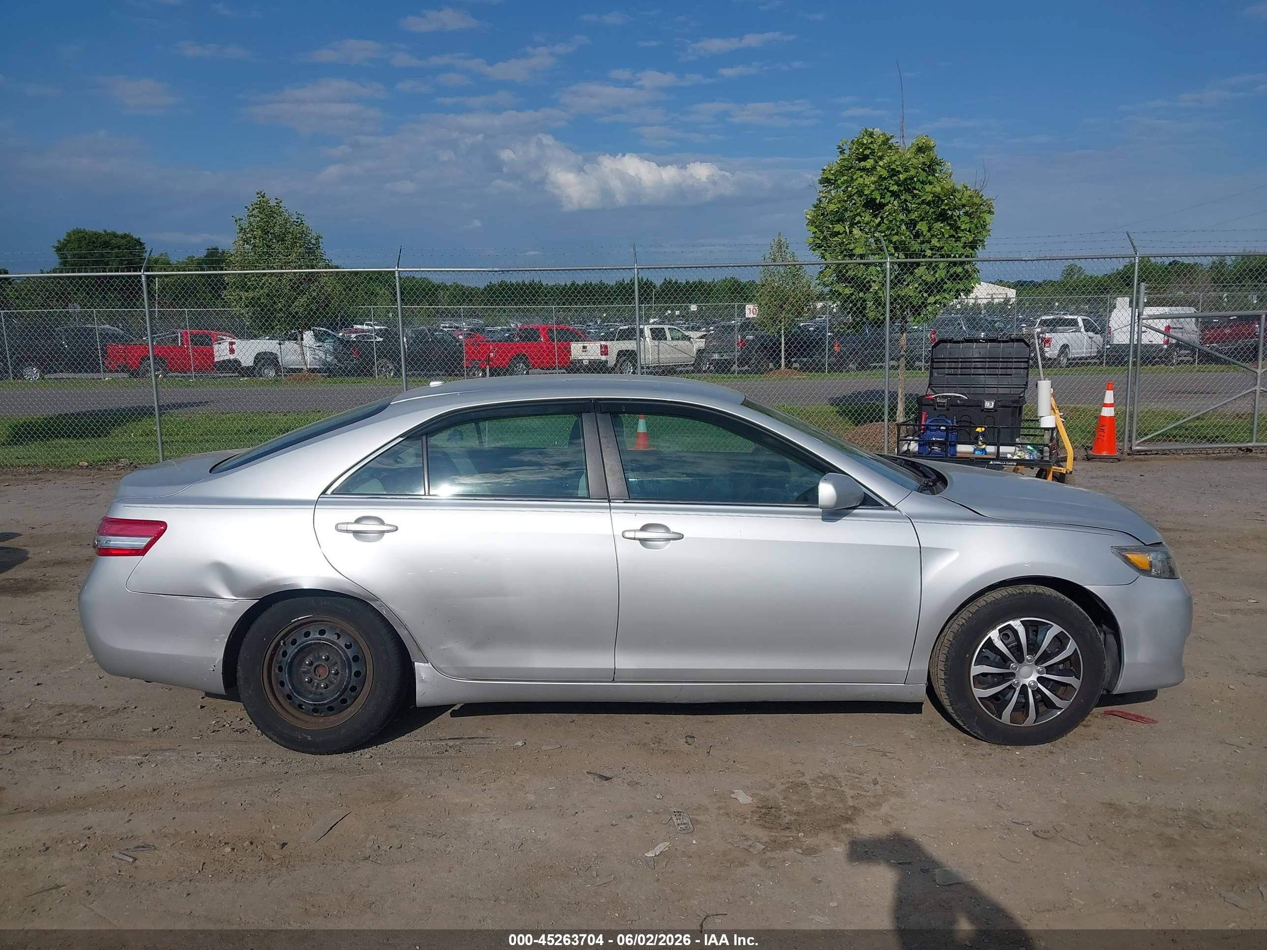 2011 Toyota Camry Le Silver vin: 4T1BF3EKXBU144309