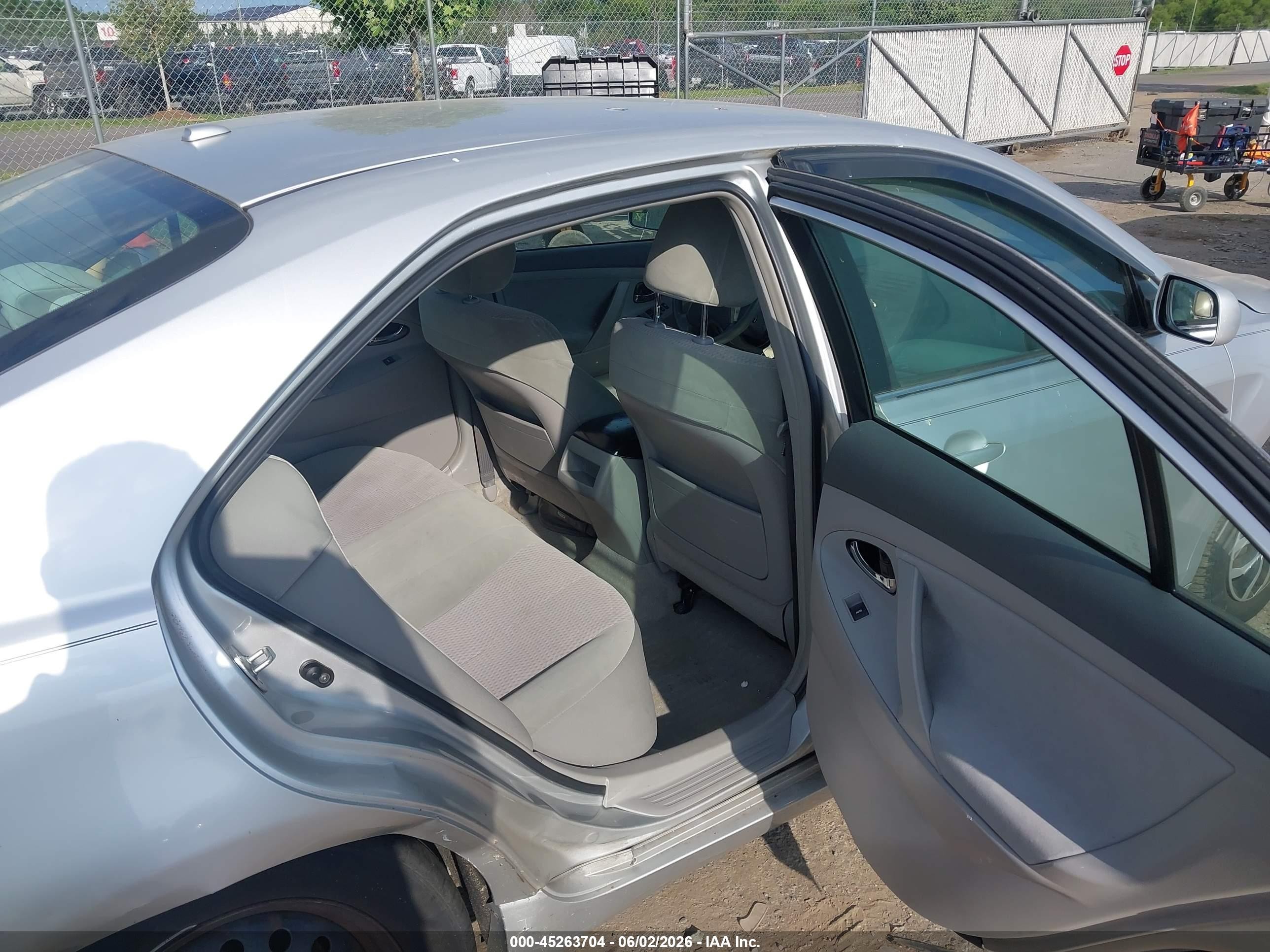 2011 Toyota Camry Le Silver vin: 4T1BF3EKXBU144309