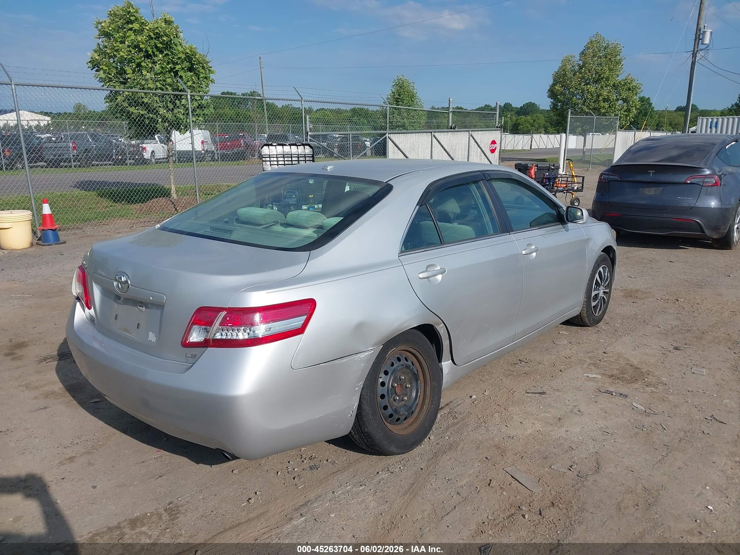 2011 Toyota Camry Le Silver vin: 4T1BF3EKXBU144309
