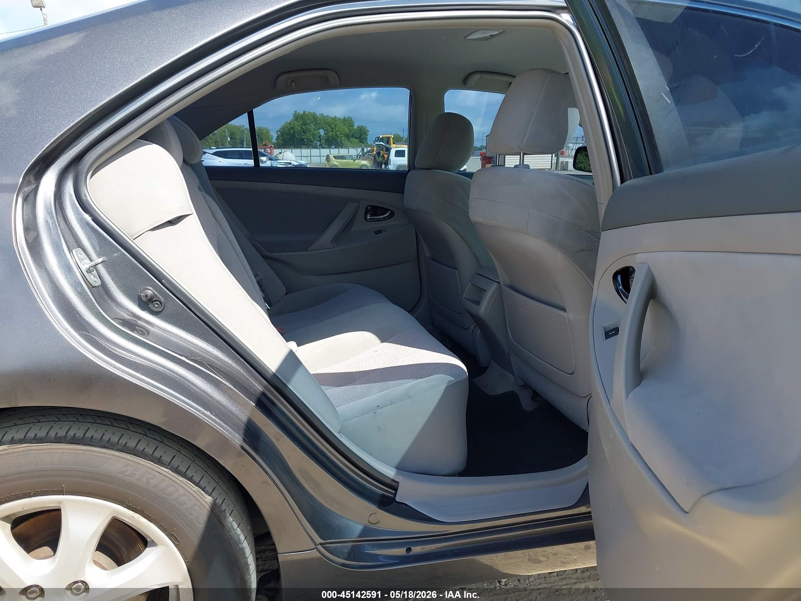 2011 Toyota Camry Le Gray vin: 4T1BF3EKXBU161871