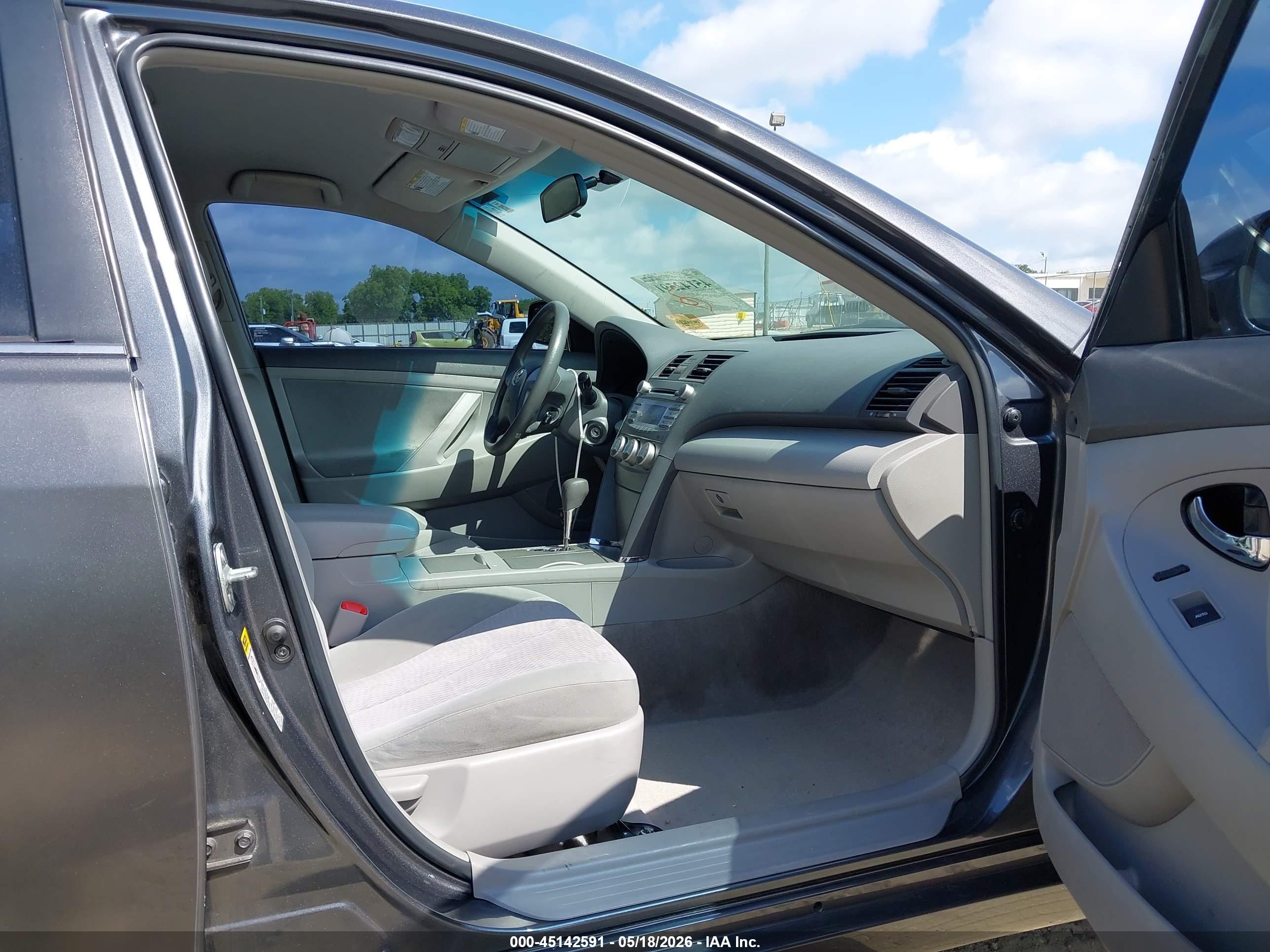 2011 Toyota Camry Le Gray vin: 4T1BF3EKXBU161871