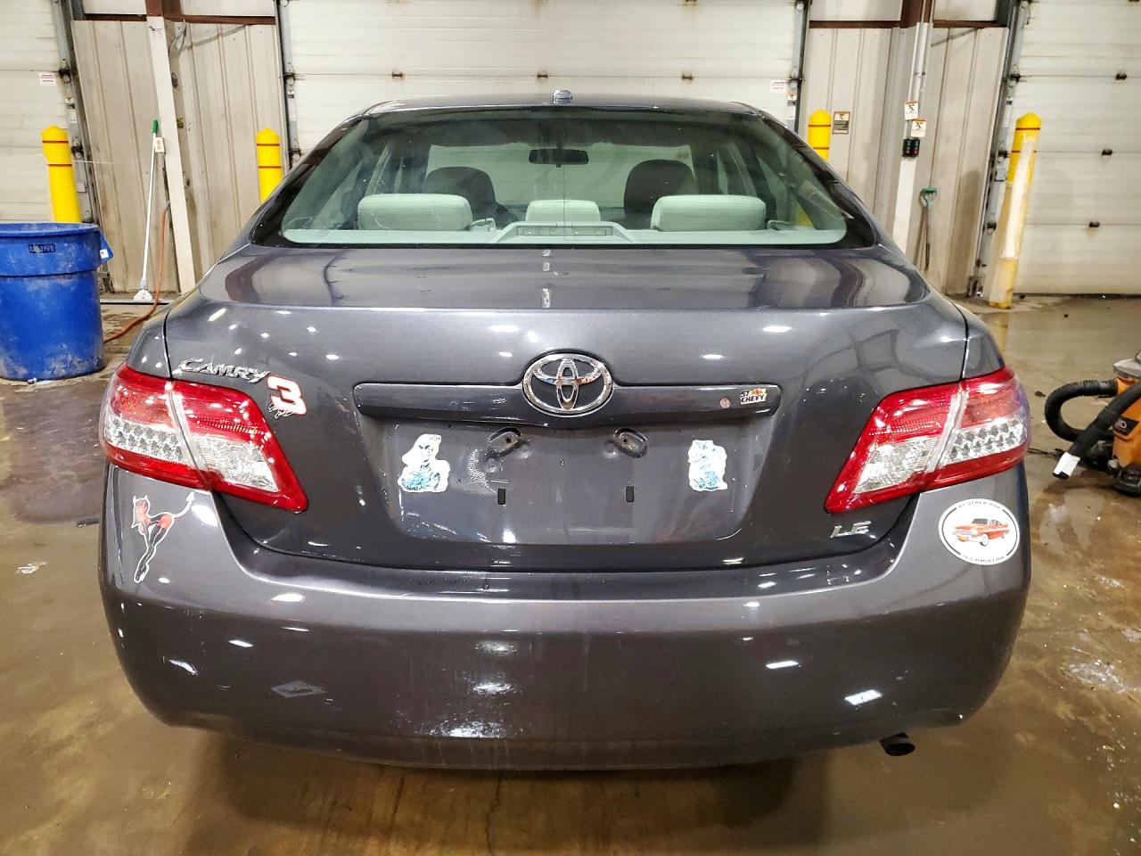 2011 Toyota Camry Le Gray vin: 4T1BF3EKXBU165581