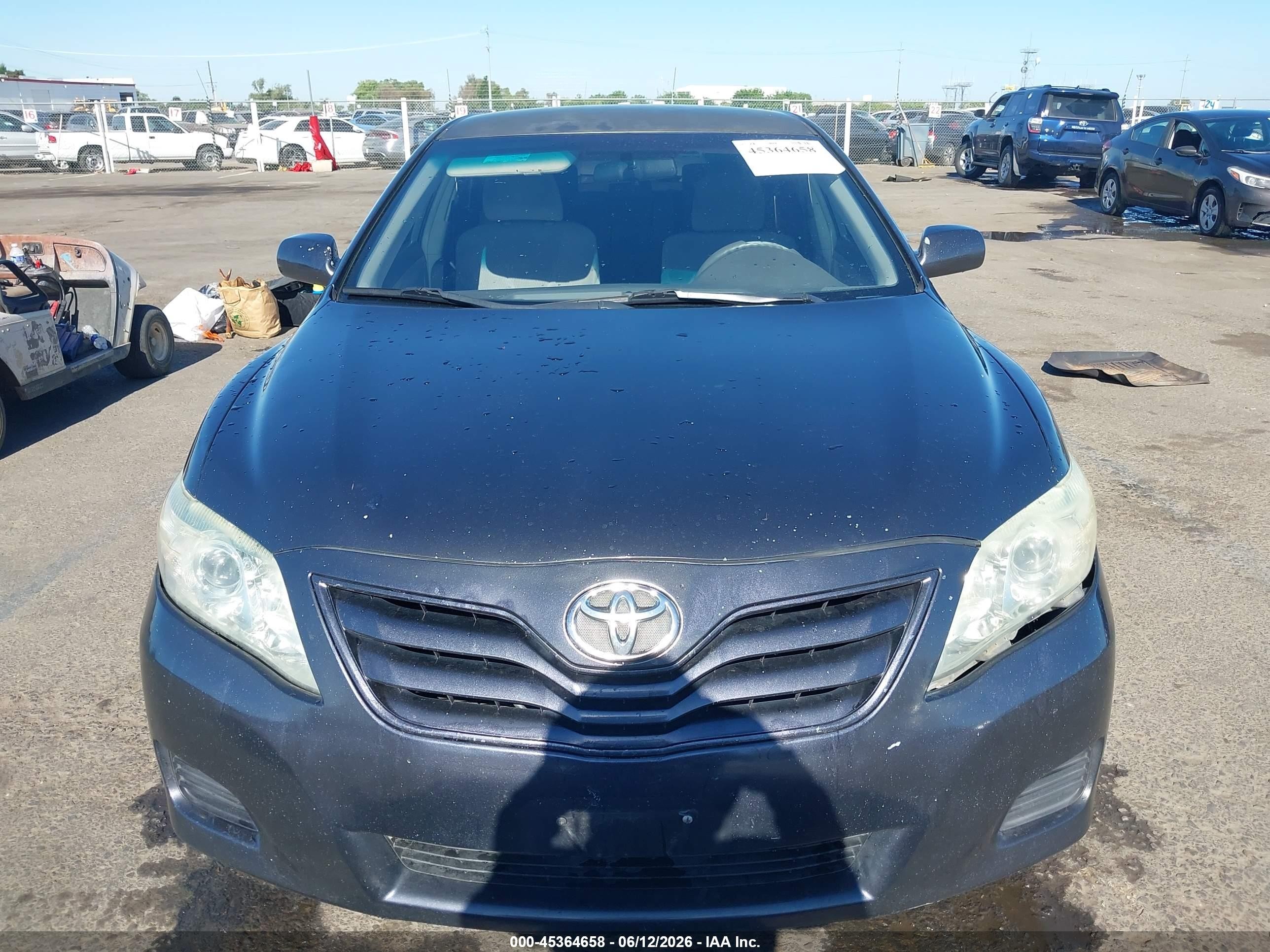 2011 Toyota Camry Le Gray vin: 4T1BF3EKXBU170618