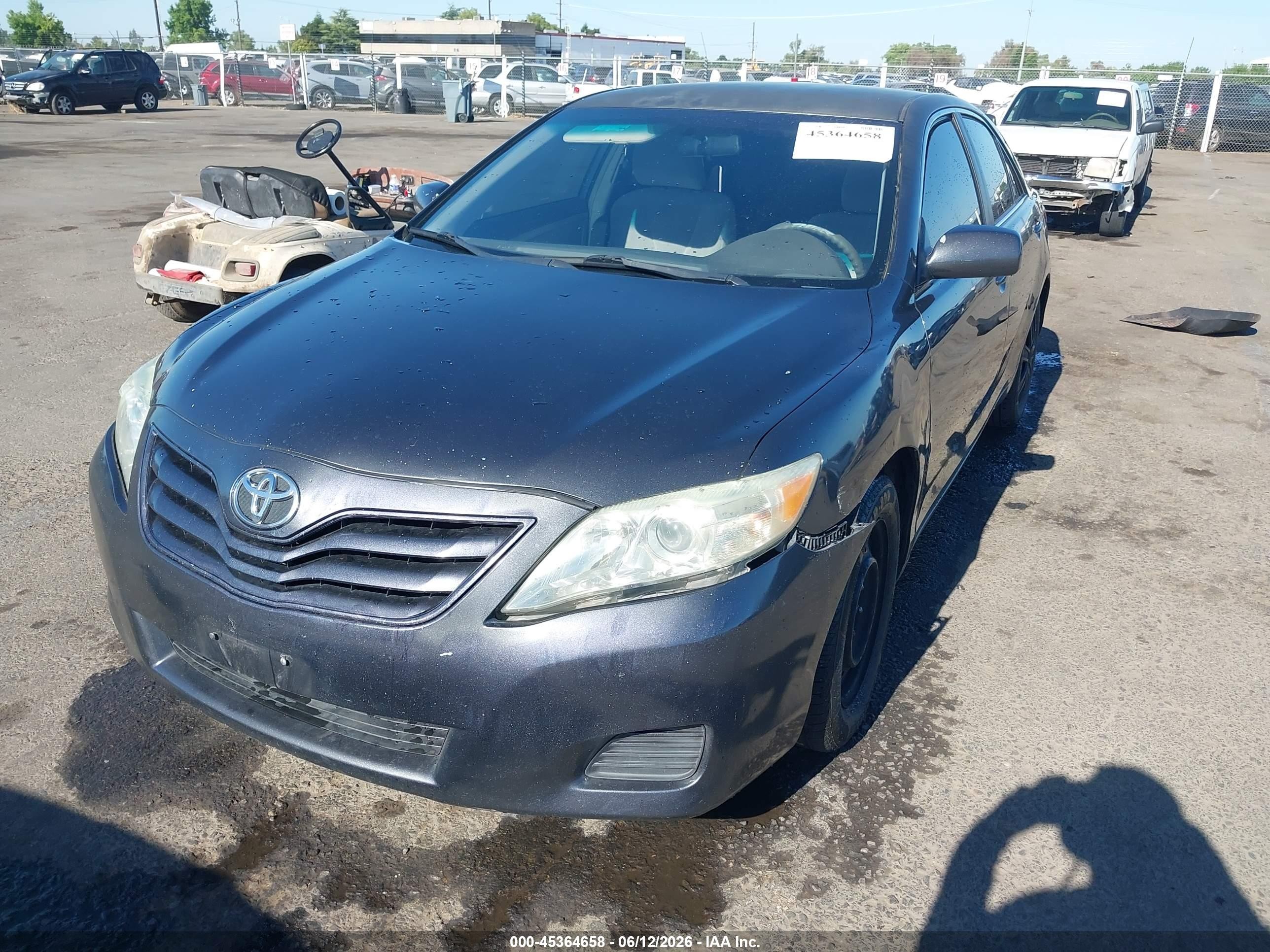 2011 Toyota Camry Le Gray vin: 4T1BF3EKXBU170618
