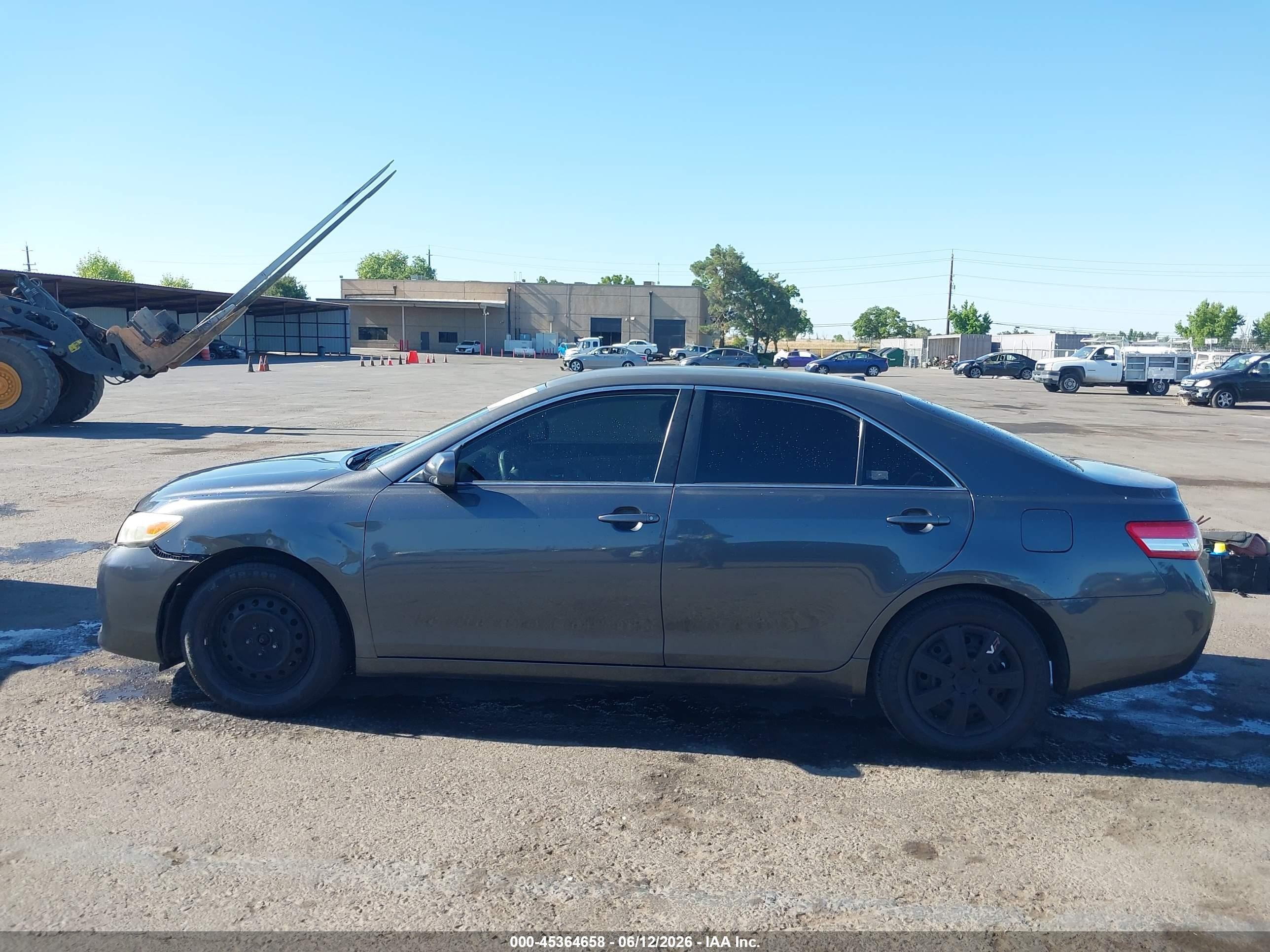 2011 Toyota Camry Le Gray vin: 4T1BF3EKXBU170618