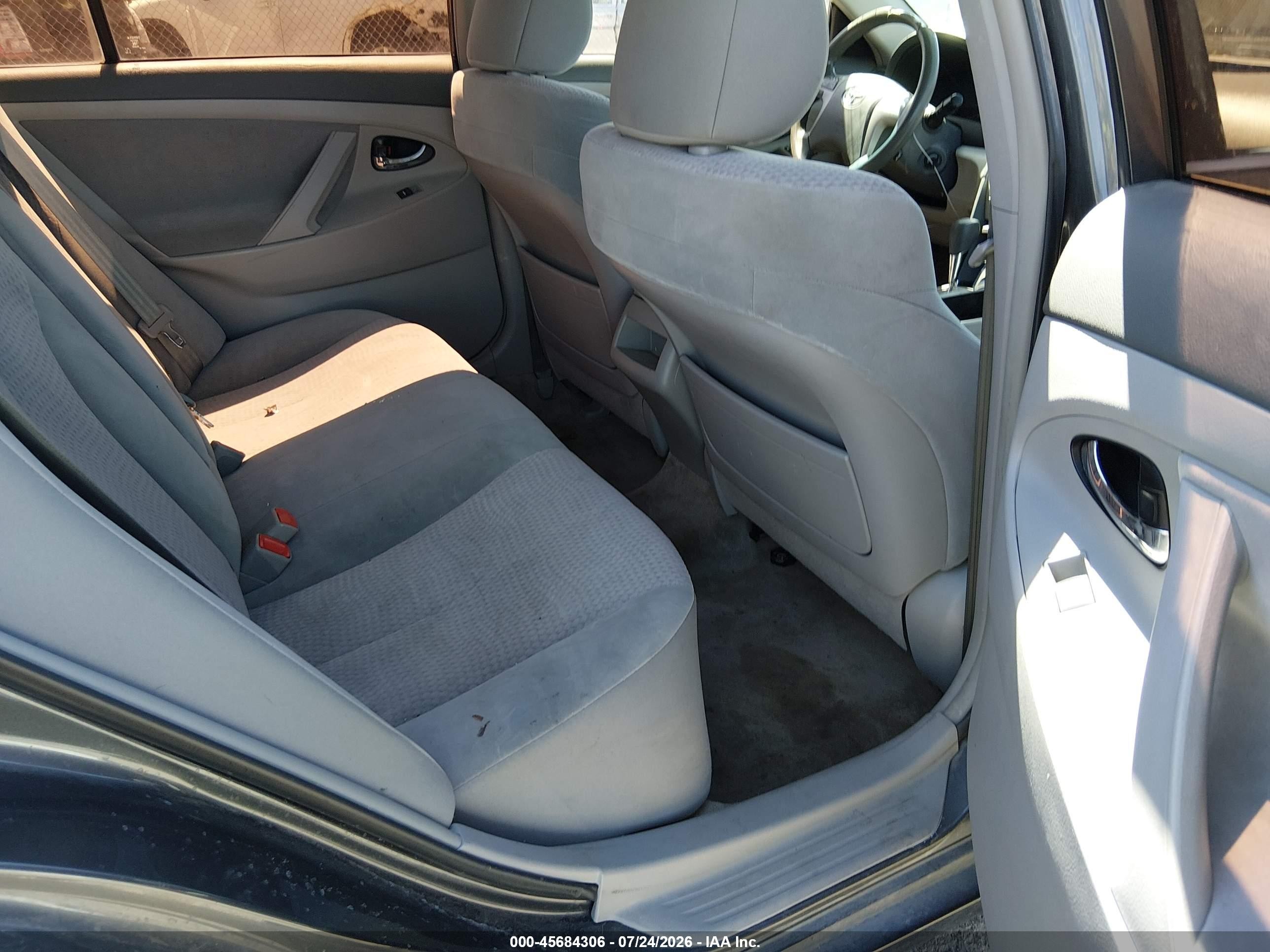 2011 Toyota Camry Le Gray vin: 4T1BF3EKXBU203973