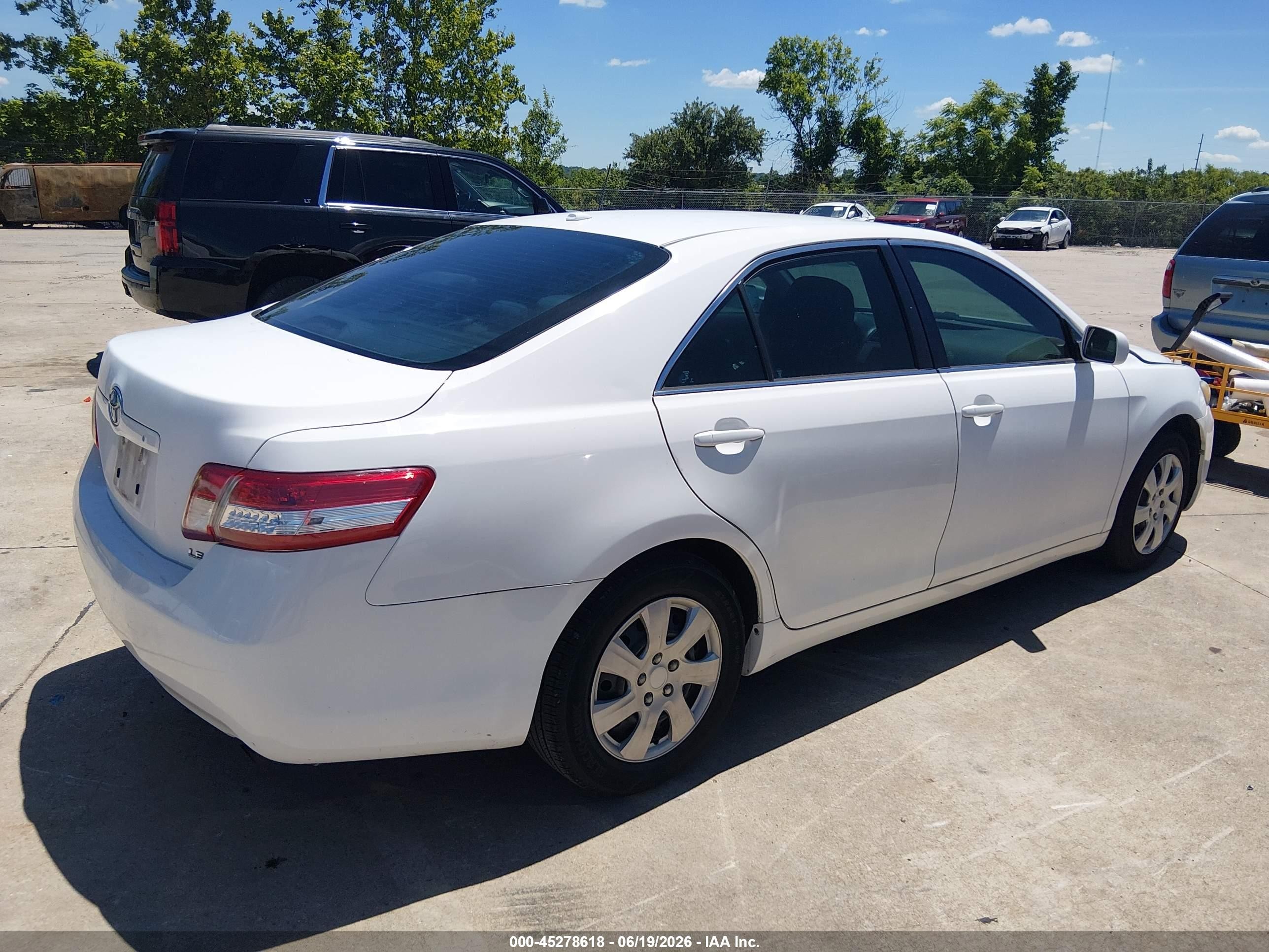 2011 Toyota Camry Le White vin: 4T1BF3EKXBU611826