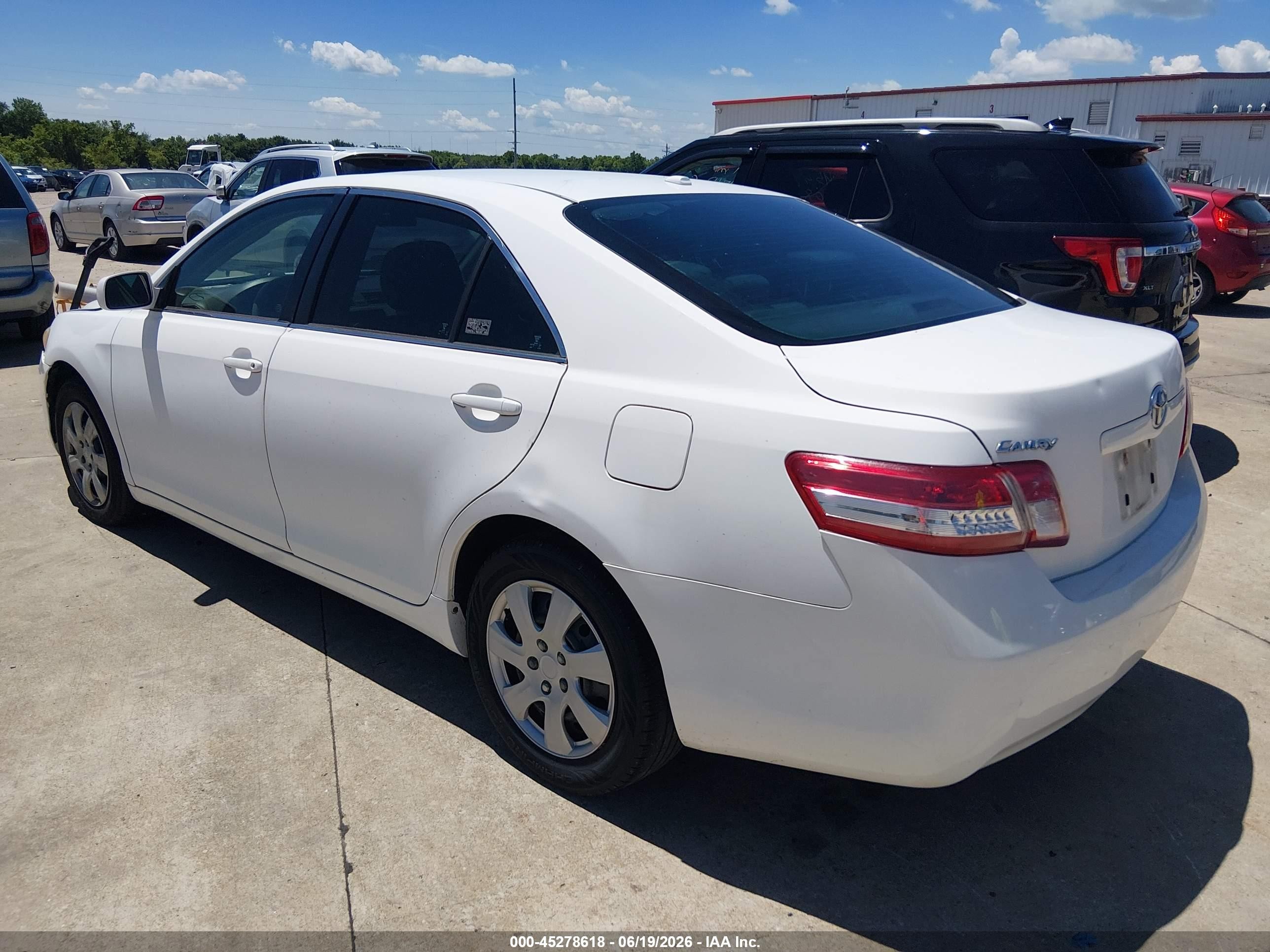 2011 Toyota Camry Le White vin: 4T1BF3EKXBU611826