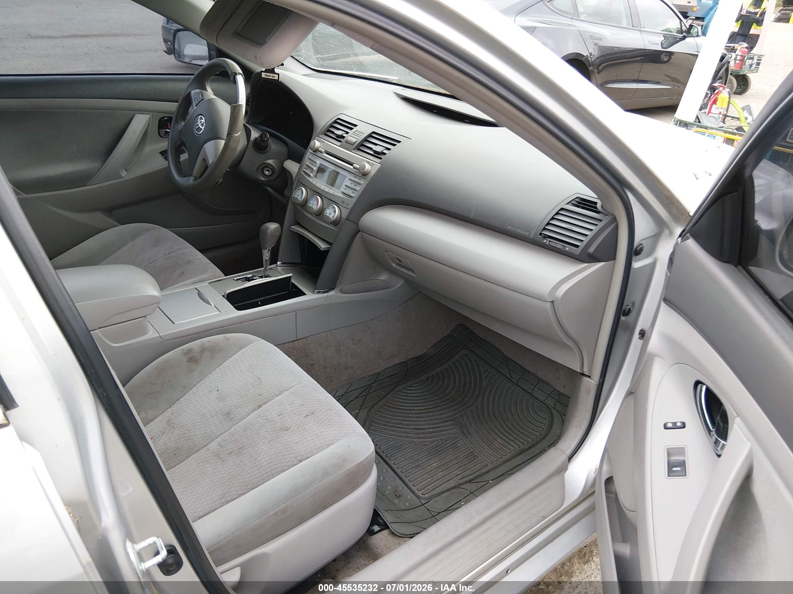 2011 Toyota Camry Le Silver vin: 4T1BF3EKXBU618324