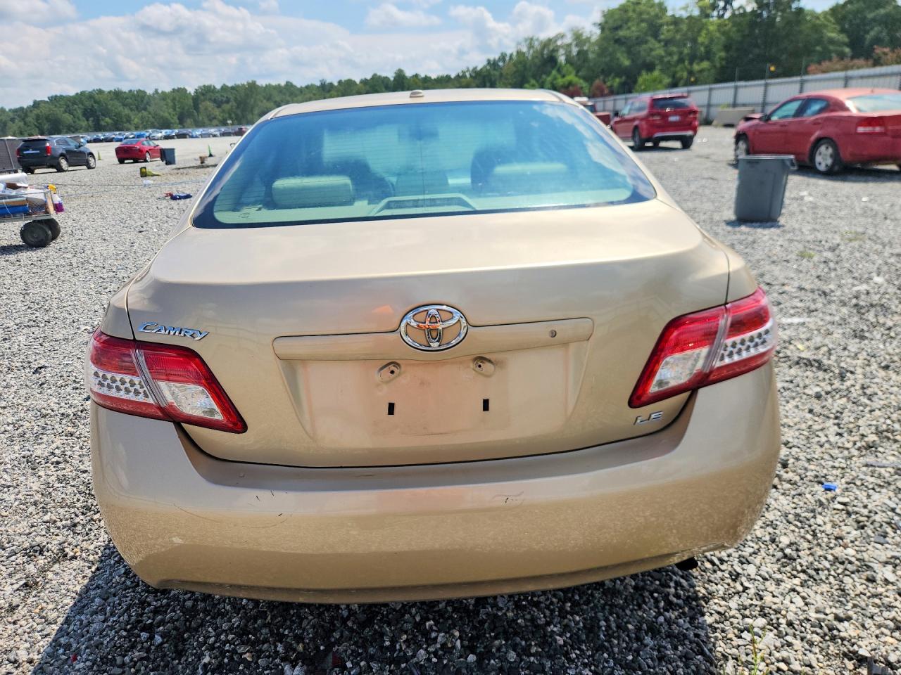 2011 Toyota Camry Le Gold vin: 4T1BF3EKXBU622700