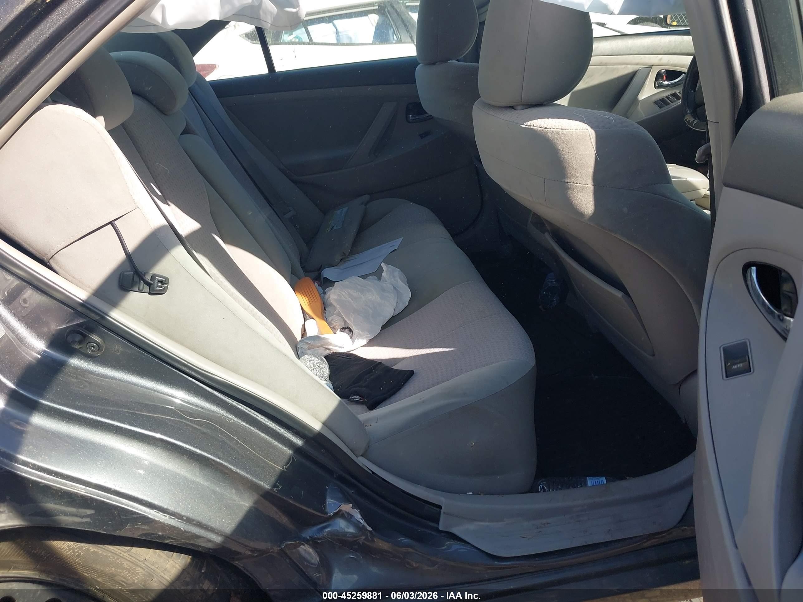 2011 Toyota Camry Le Gray vin: 4T1BF3EKXBU679463