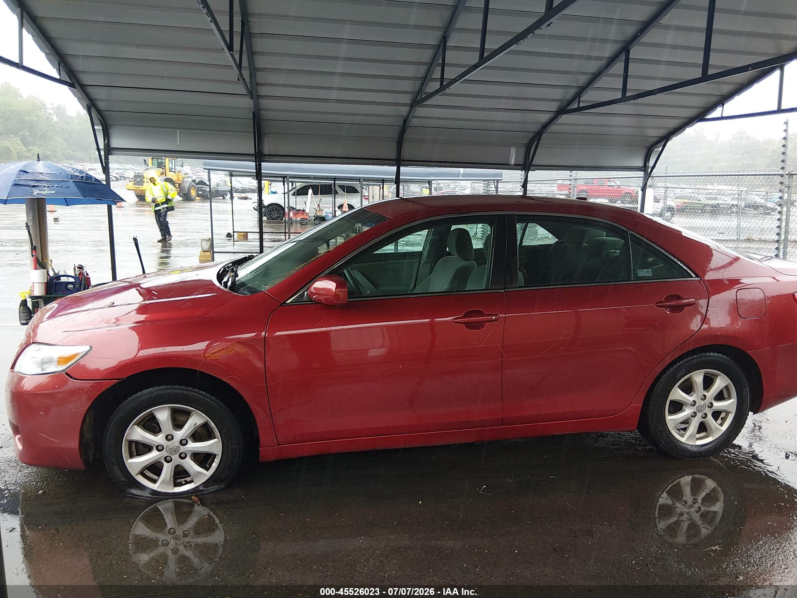 2011 Toyota Camry Le Red vin: 4T1BF3EKXBU684419