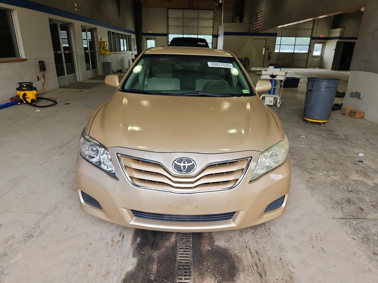 2011 Toyota Camry Le Gold vin: 4T1BF3EKXBU706533