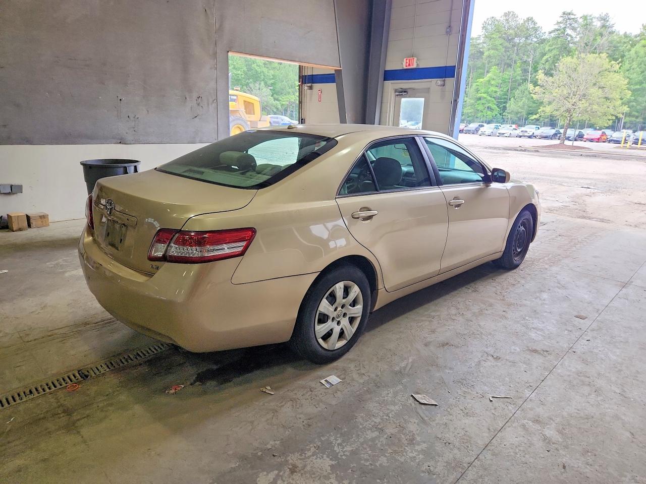 2011 Toyota Camry Le Gold vin: 4T1BF3EKXBU706533