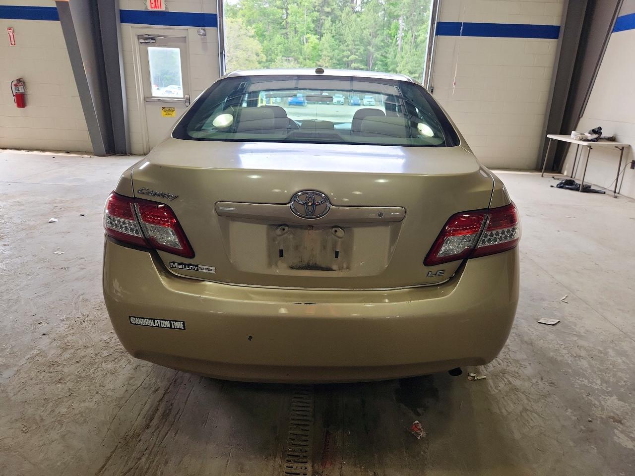 2011 Toyota Camry Le Gold vin: 4T1BF3EKXBU706533