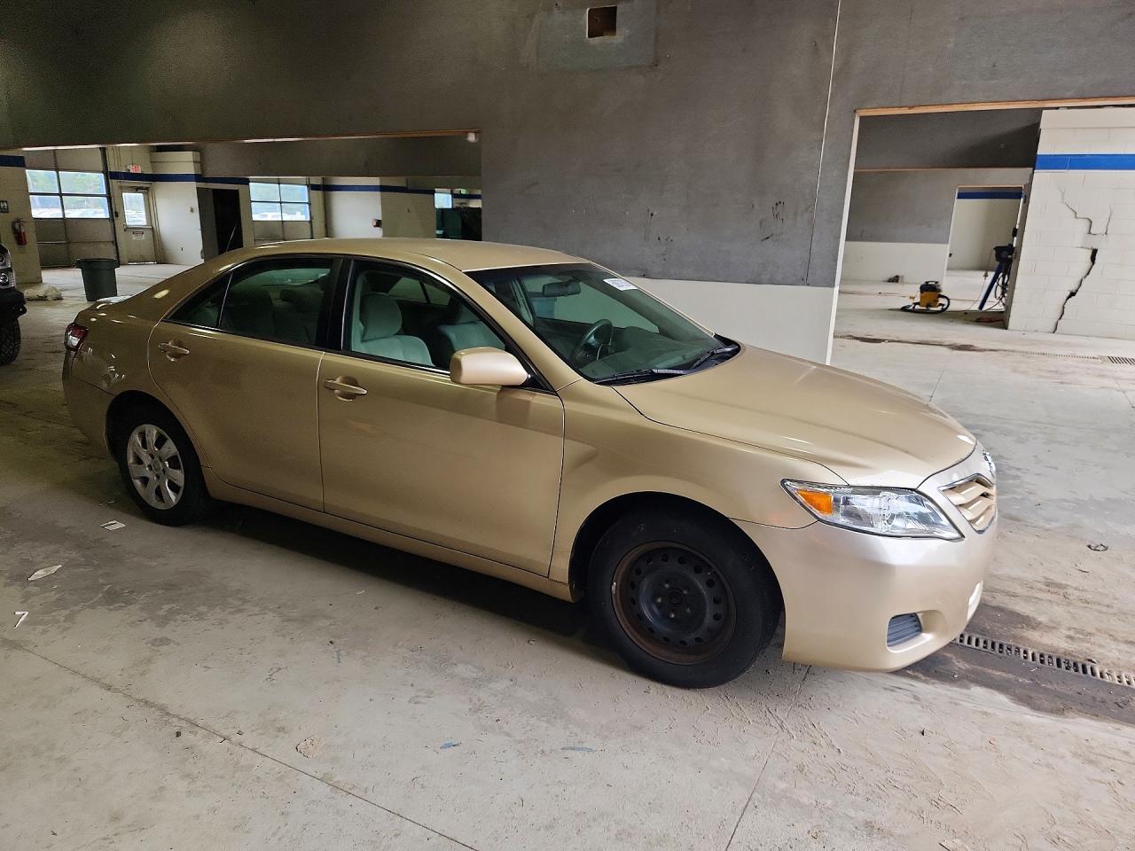 2011 Toyota Camry Le Gold vin: 4T1BF3EKXBU706533