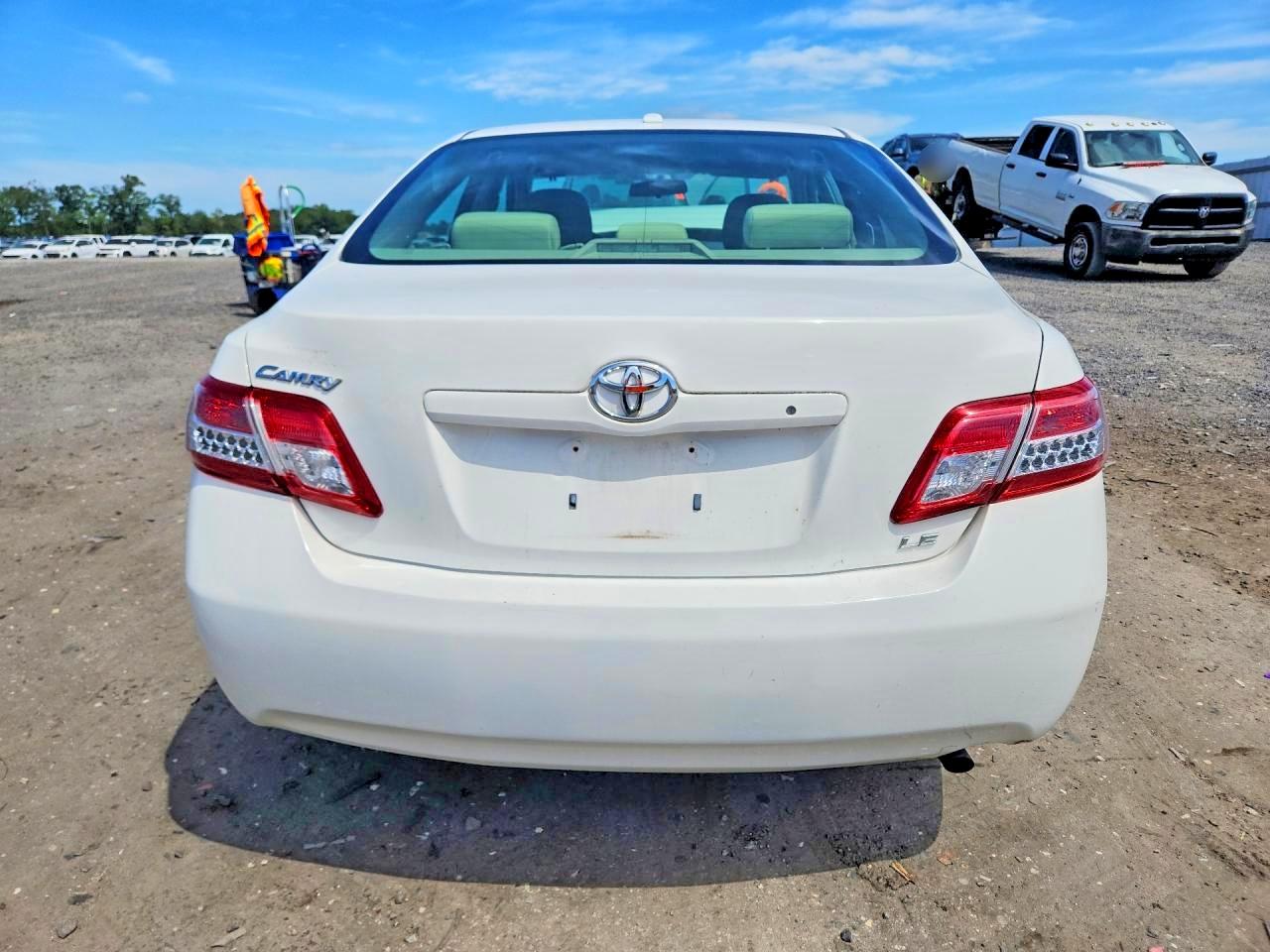 2011 Toyota Camry Le White vin: 4T1BF3EKXBU731254