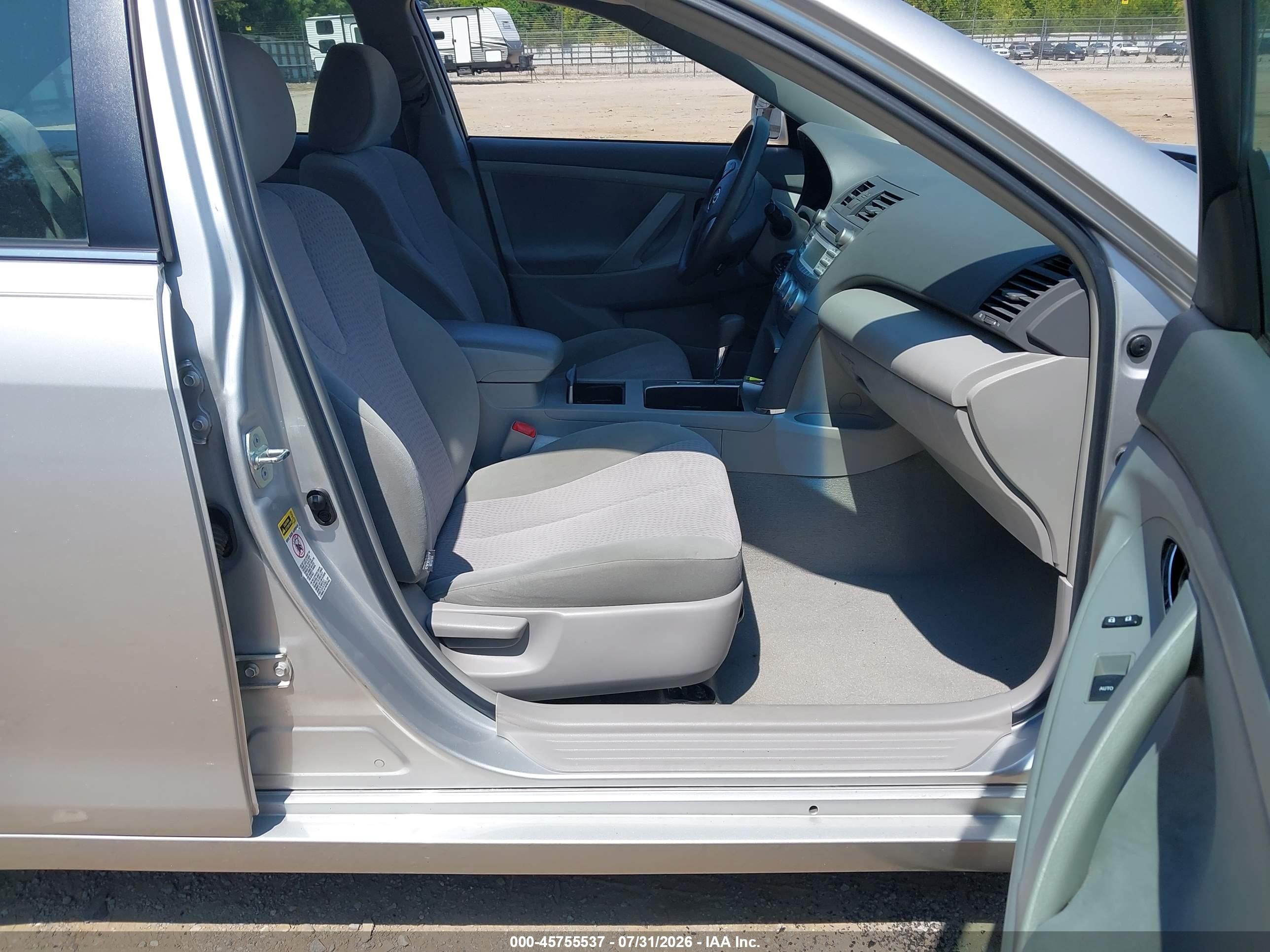 2011 Toyota Camry Le Silver vin: 4T1BF3EKXBU749835