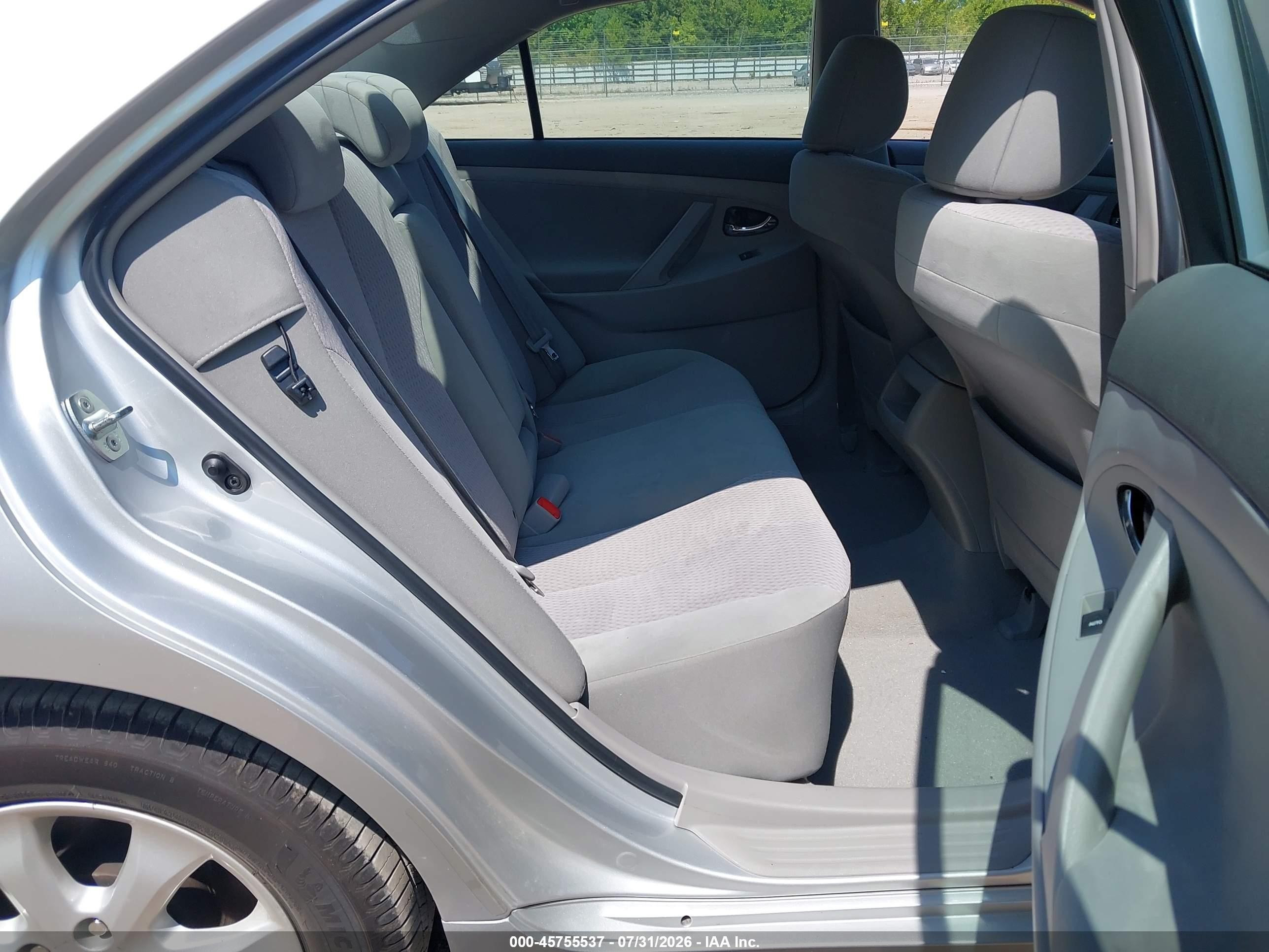 2011 Toyota Camry Le Silver vin: 4T1BF3EKXBU749835