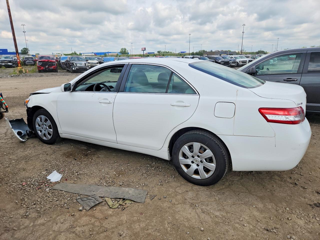 2011 Toyota Camry Le White vin: 4T1BF3EKXBU766845
