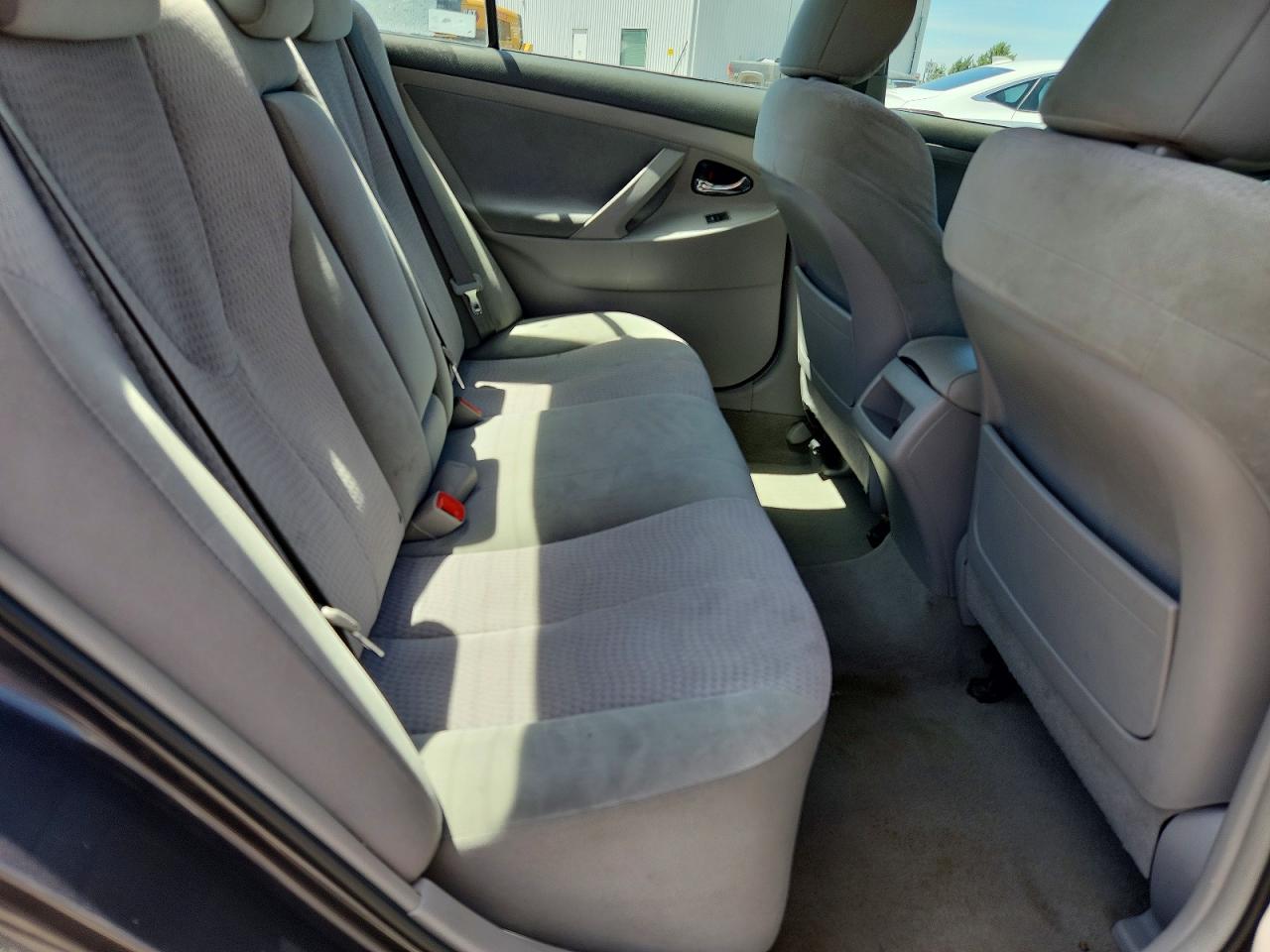 2011 Toyota Camry Le Gray vin: 4T1BF3EKXBU772483