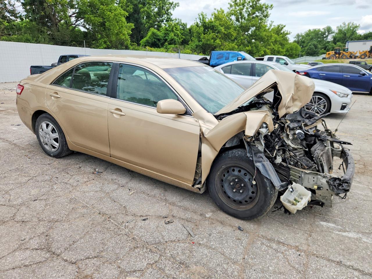 2011 Toyota Camry Le Gold vin: 4T1BF3EKXBU776727