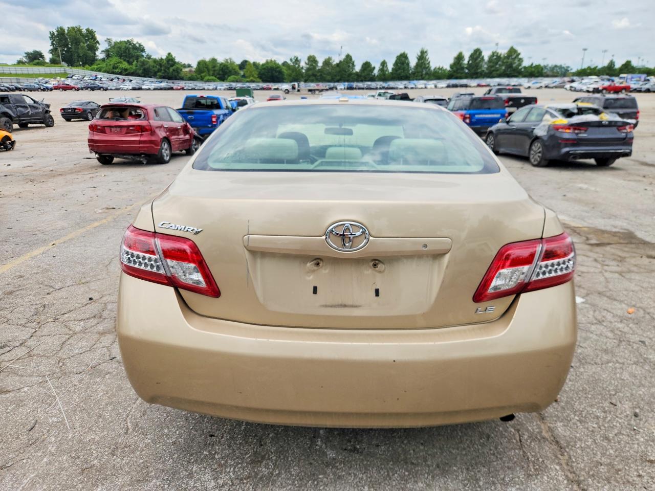 2011 Toyota Camry Le Gold vin: 4T1BF3EKXBU776727